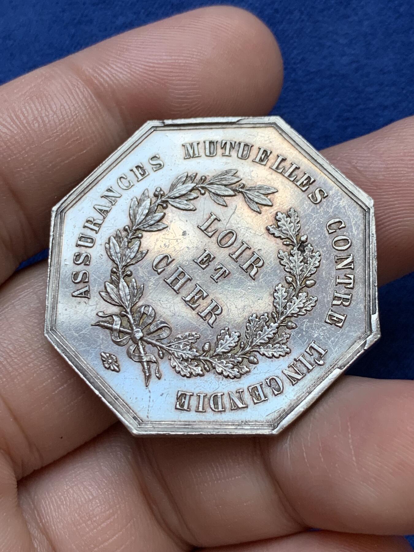 《竞宝斋》第291场- 周日，周一，周二 3场连拍 （全场包邮） 法国卢瓦尔-谢尔省火灾保险公司八角银质代币，避火兽大火龙，21.59g，36.6mm，手指边铭