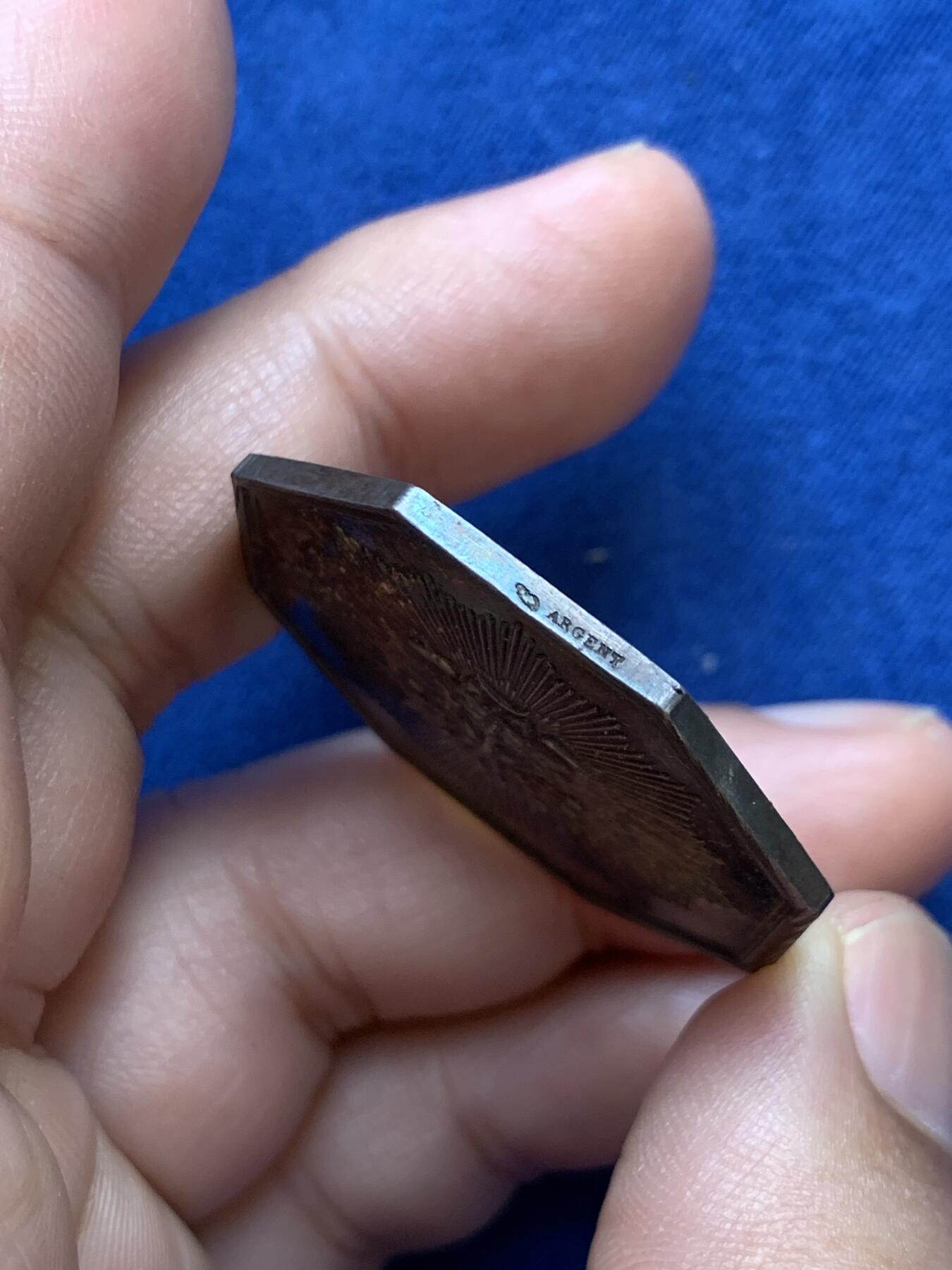 《竞宝斋》第291场- 周日，周一，周二 3场连拍 （全场包邮） 法国1829年太阳消防保险公司八角银jeton，36.3mm，18.7克，丰饶角+ARGENT边铭，包浆极美，人脸清晰