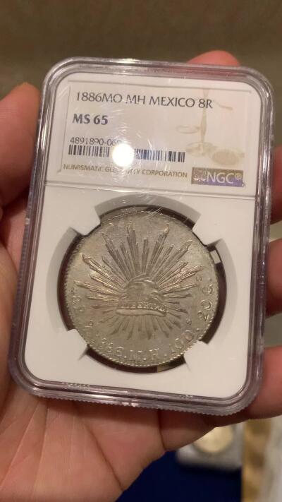 《竞宝斋》第290场- 周日，周一，周二 3场连拍 （全场包邮） NGC MS65 墨西哥1886年花边鹰洋 彩虹底板包浆 高分好品