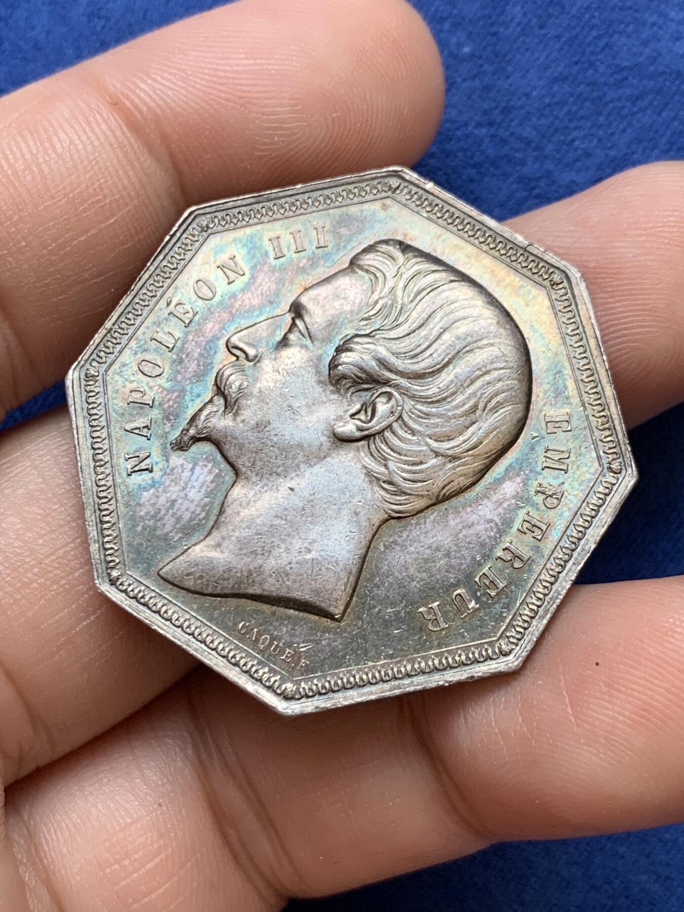 《竞宝斋》第291场- 周日，周一，周二 3场连拍 （全场包邮） 法国1853年巴黎外汇经纪人八角银jeton，36.3mm，22.05克，手指+ARGENT边铭