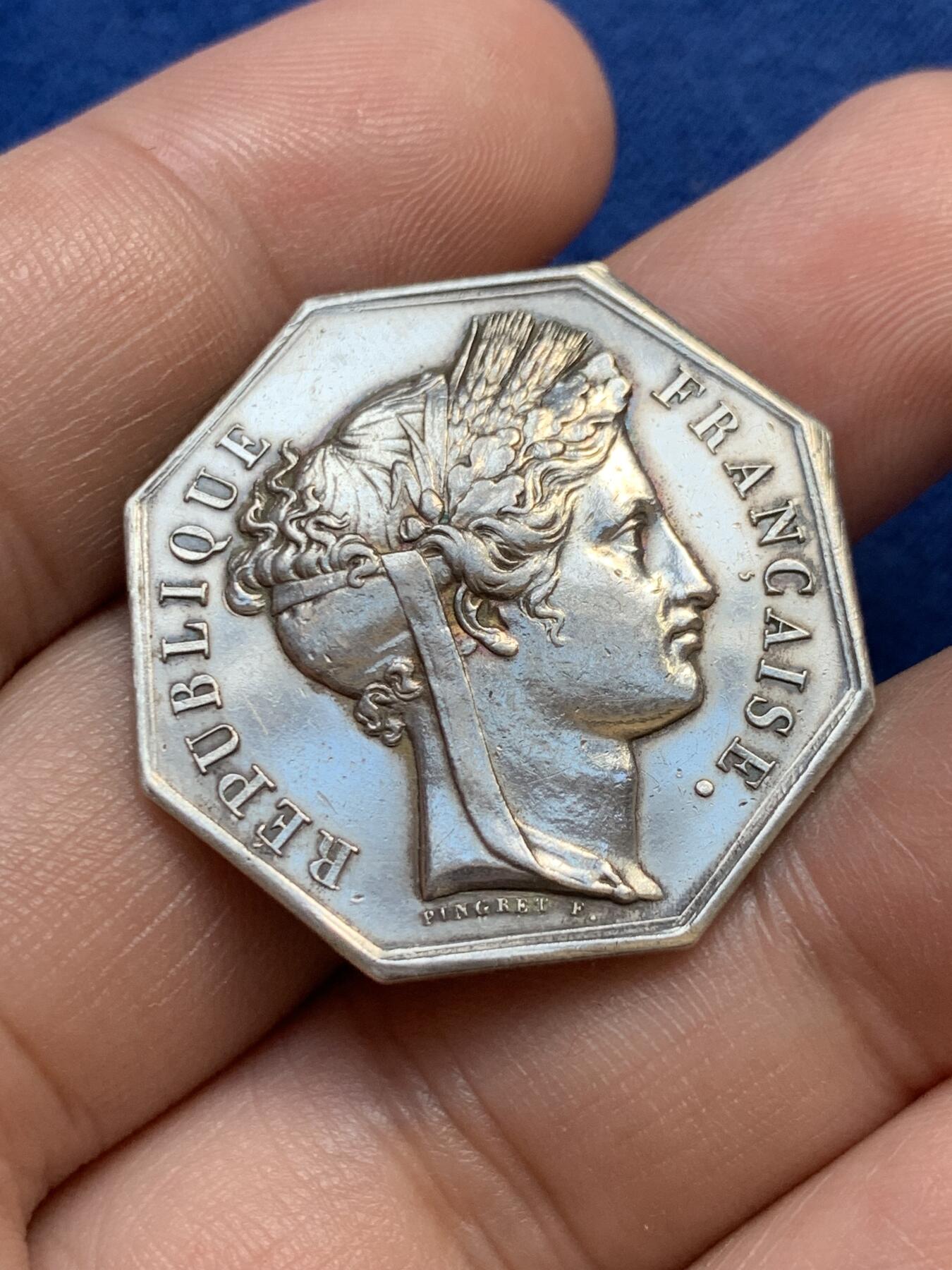 《竞宝斋》第291场- 周日，周一，周二 3场连拍 （全场包邮） 法国八角银质代币，奥尔良储蓄银行，12.16g，30.8mm，手指边铭