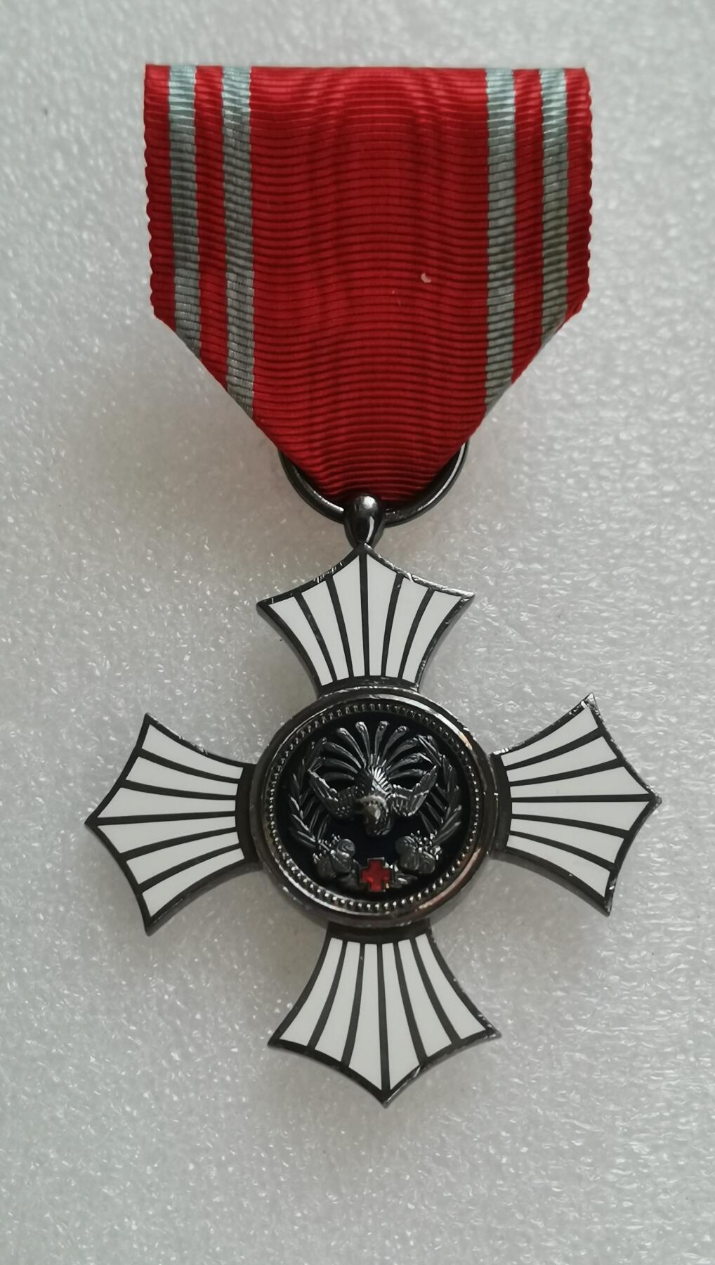 瓶子🏺第151期拍卖会  日本赤十字金色有功银质奖章  原盒  24克