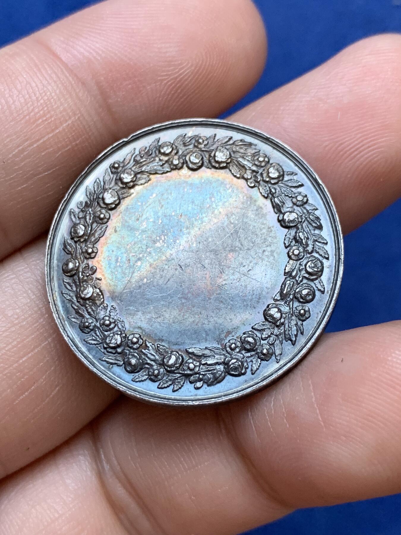 《竞宝斋》第291场- 周日，周一，周二 3场连拍 （全场包邮） 法国婚姻纪念圆型银代币 手指铭 30mm 11.9g