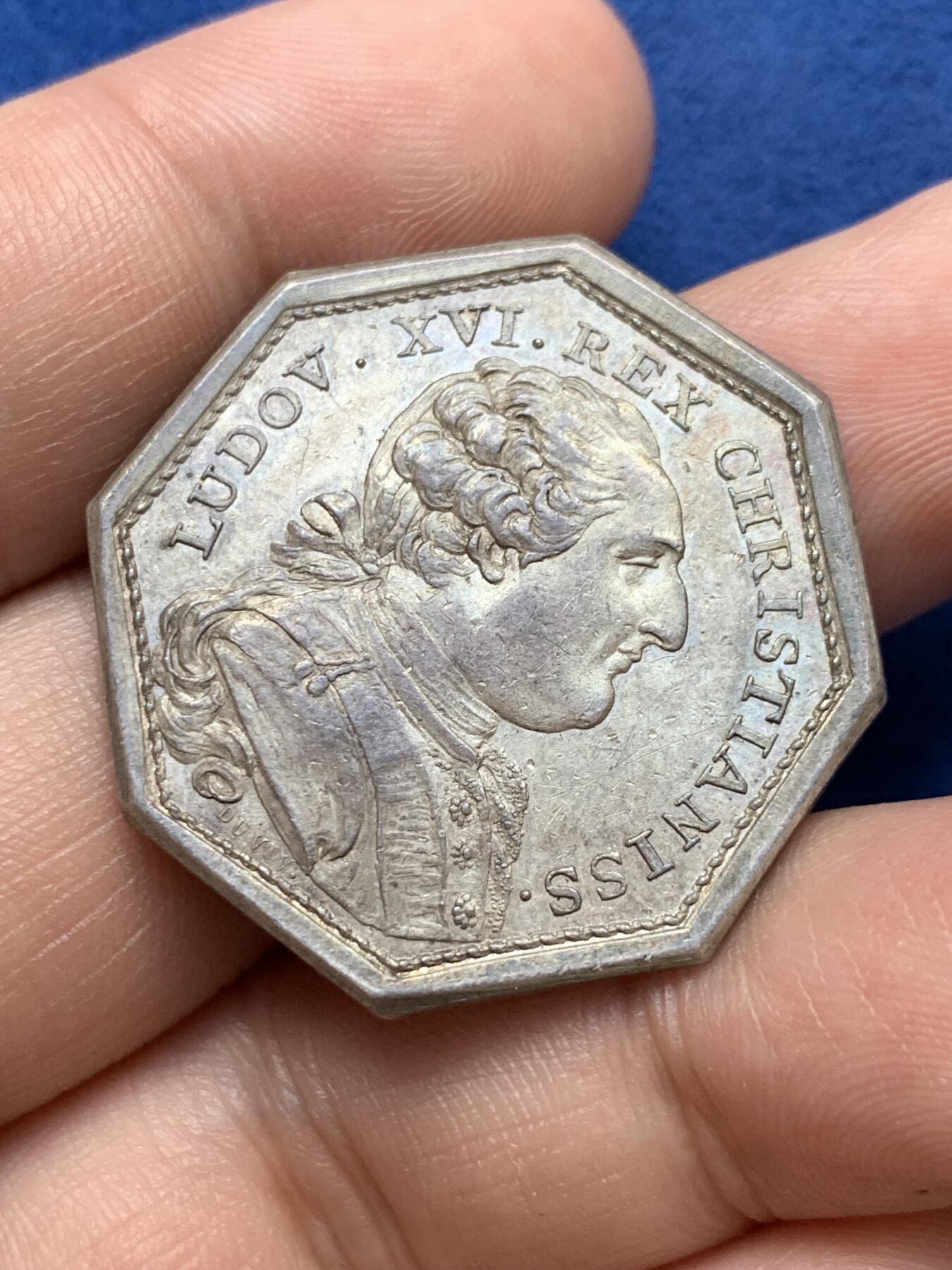 《竞宝斋》第291场- 周日，周一，周二 3场连拍 （全场包邮） 法国路易十六头像皇家宝藏八角银质代币，13.25g，32.2mm，早期无边铭