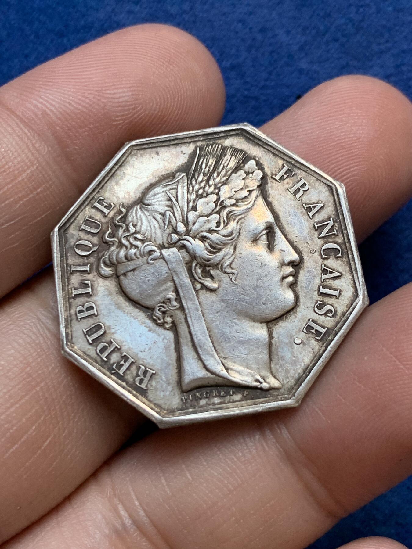 《竞宝斋》第291场- 周日，周一，周二 3场连拍 （全场包邮） 法国阿根廷日报八角银章 直径30.5克 重13.1克 手指边铭