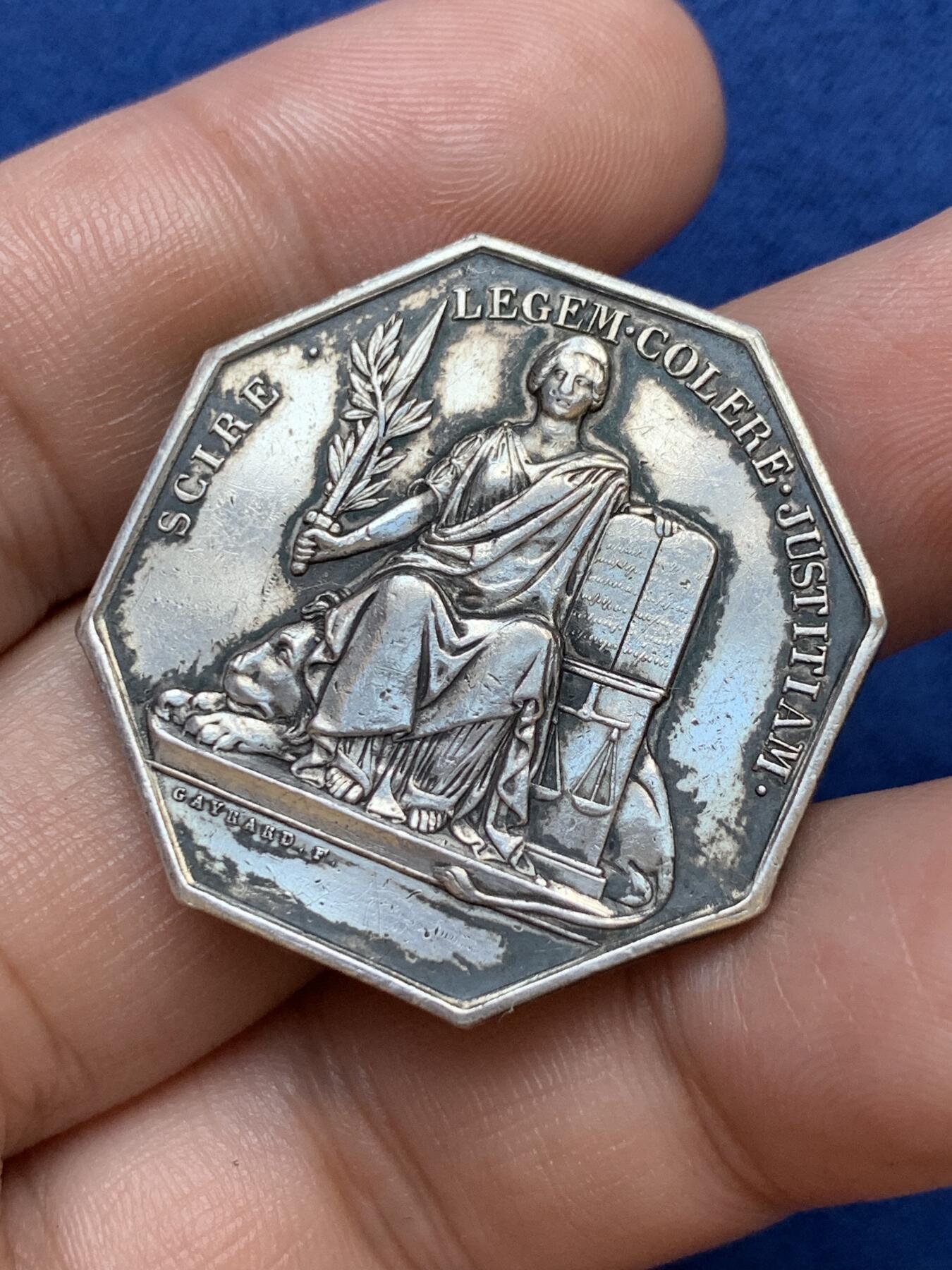 《竞宝斋》第291场- 周日，周一，周二 3场连拍 （全场包邮） 法国巴勒杜克公证人八角银质代币，17.15g，32.6mm，手指边铭