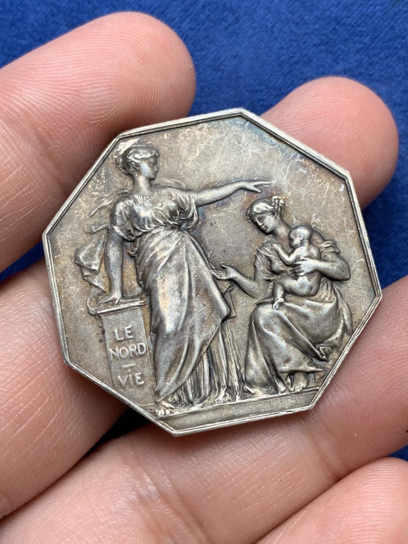 《竞宝斋》第291场- 周日，周一，周二 3场连拍 （全场包邮） 法国人寿保险八角银质代币 14.6克 35.2mm 猪头+菱形