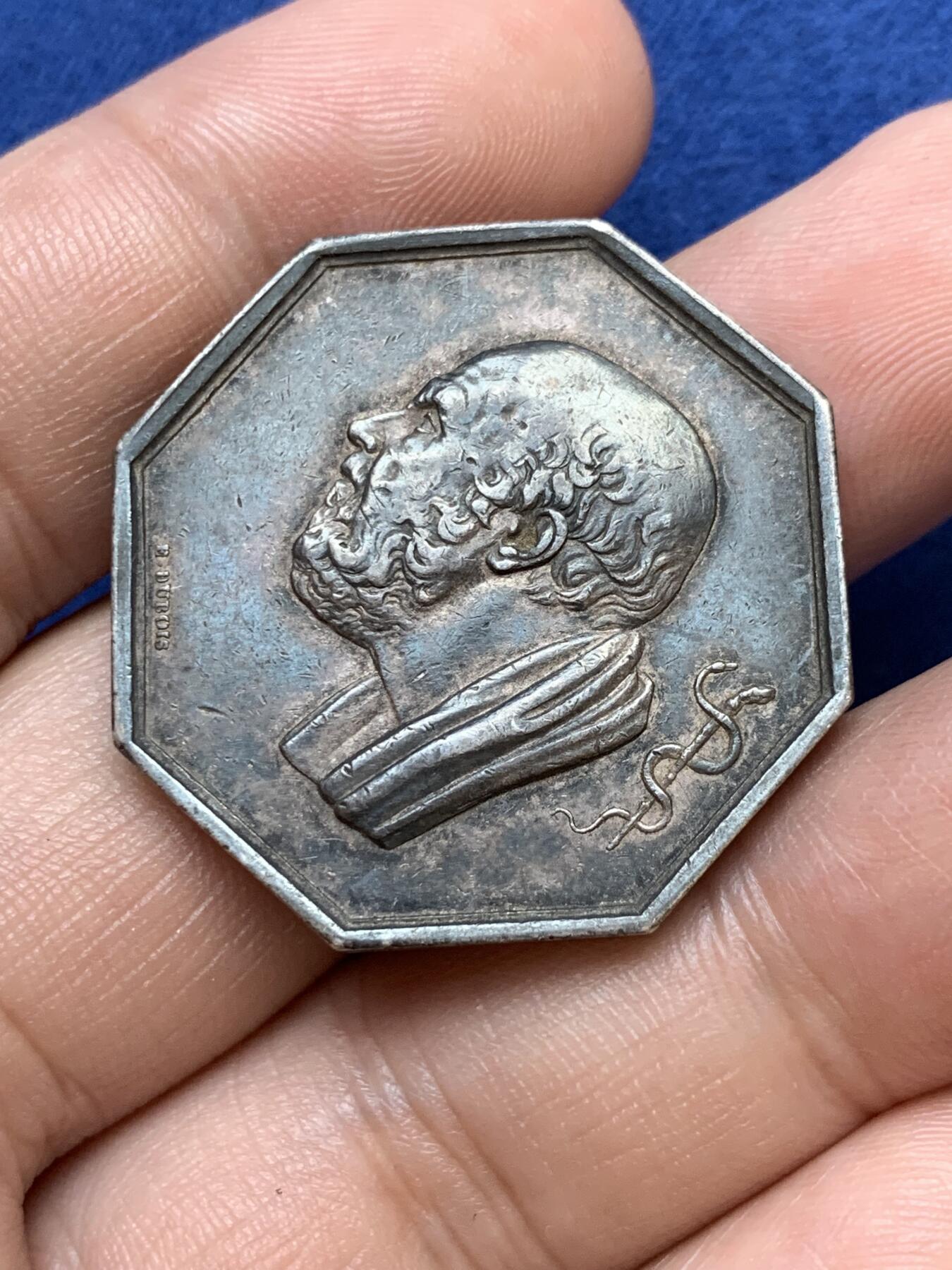 《竞宝斋》第291场- 周日，周一，周二 3场连拍 （全场包邮） 法国医疗八角银章 直径32mm 重19.6克 早期油灯边铭 黑漆包浆 厚重版