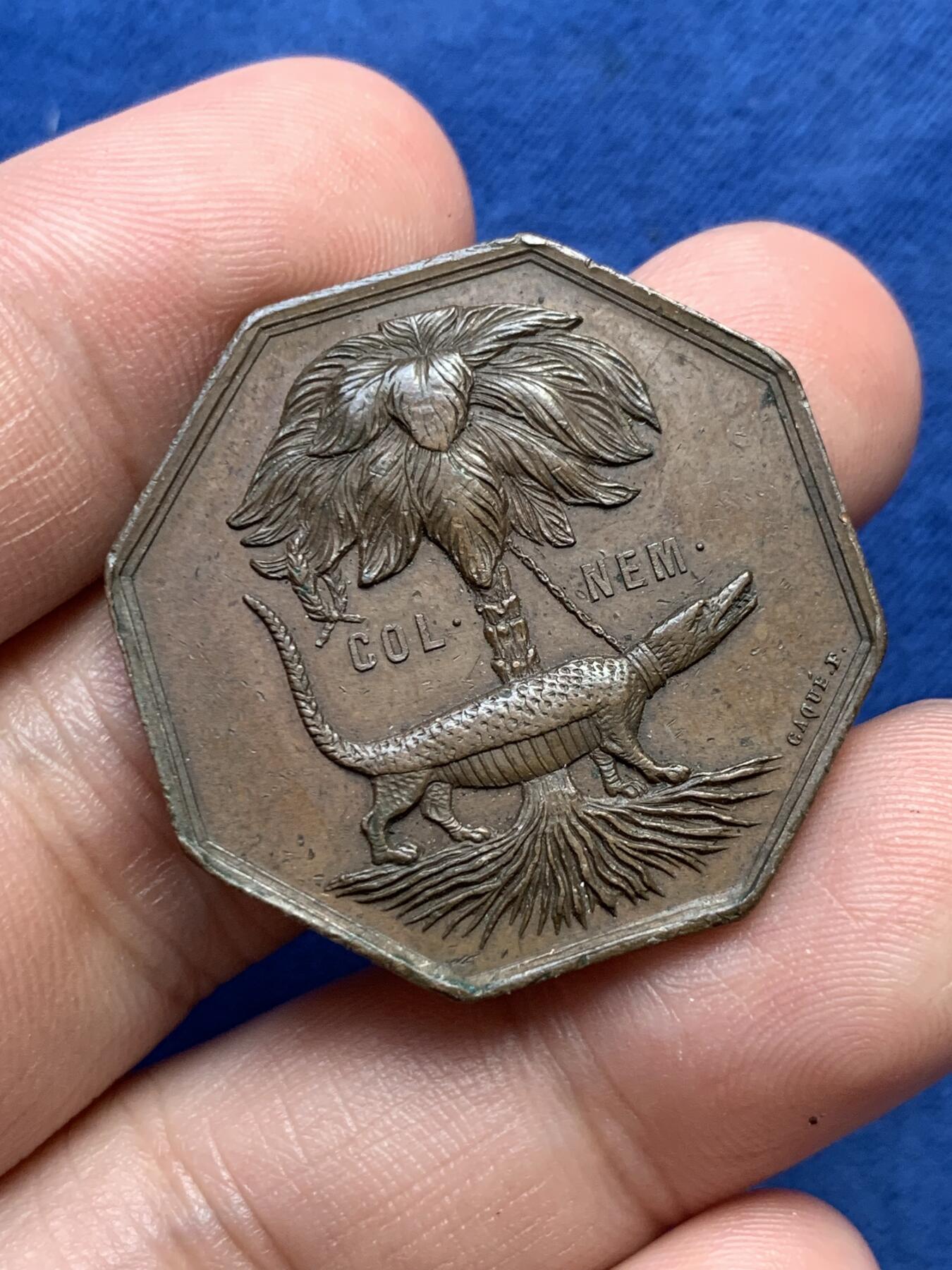 《竞宝斋》第291场- 周日，周一，周二 3场连拍 （全场包邮） 法国加德学院八角铜章，14.28g，32.3mm，1860-1879年蜜蜂+铜标边铭，拿破仑征服埃及纪念章同款鳄鱼