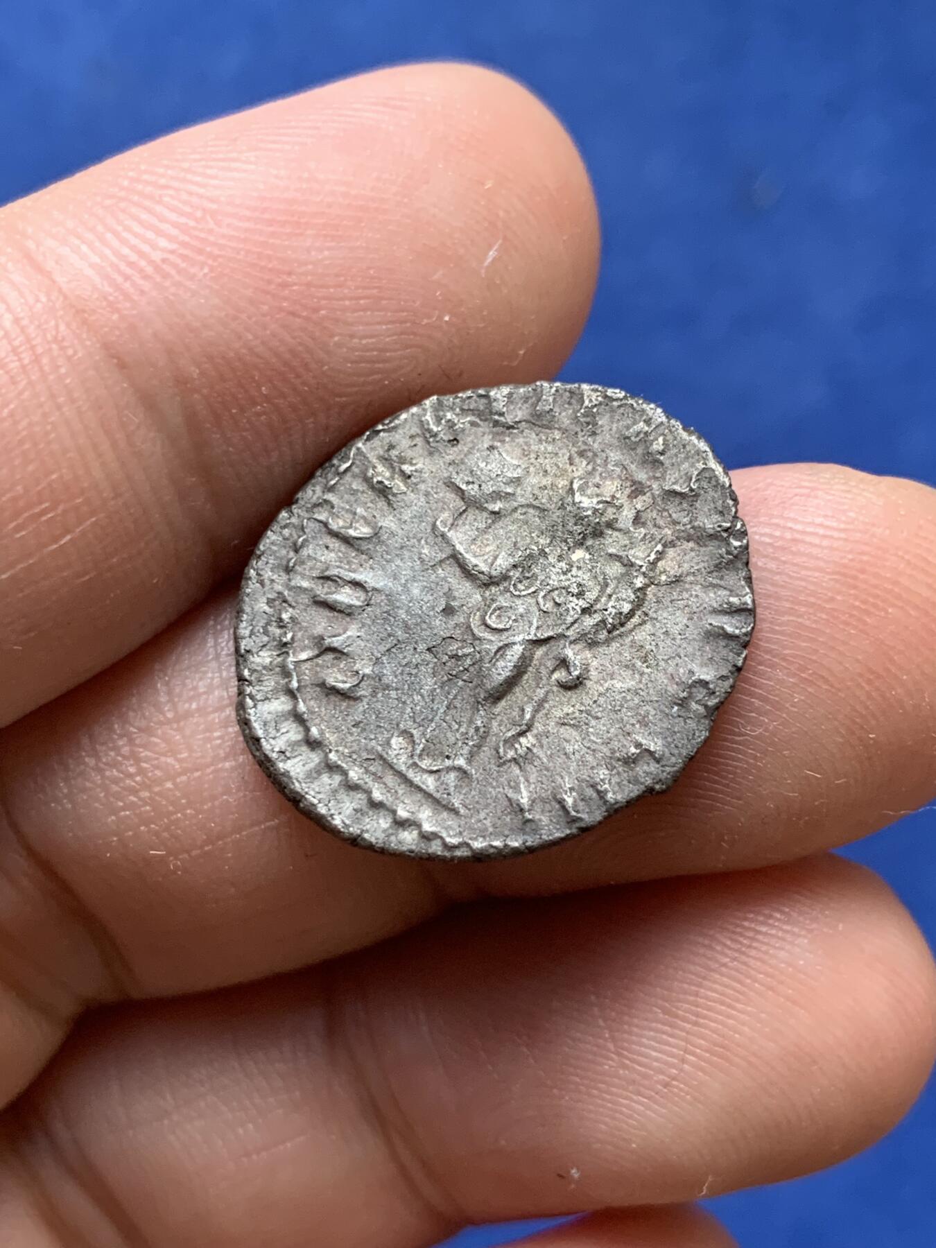 《竞宝斋》第290场- 周日，周一，周二 3场连拍 （全场包邮） 古罗马3世纪危机时期，阿拉伯人皇帝菲利普一世银币，该币属于低银，但品相不错头像清晰 3.05克