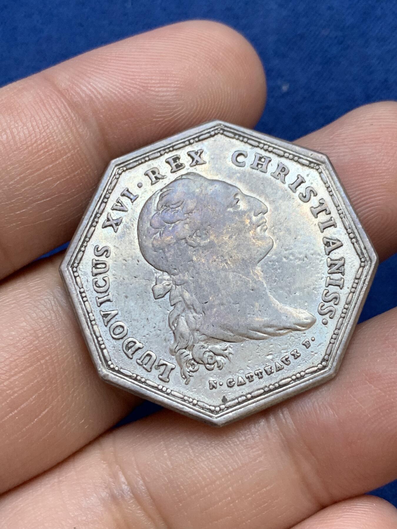 《竞宝斋》第291场- 周日，周一，周二 3场连拍 （全场包邮） 法国路易十六头像纹章八角银质代币，11.92g，32.2mm，早期无边铭