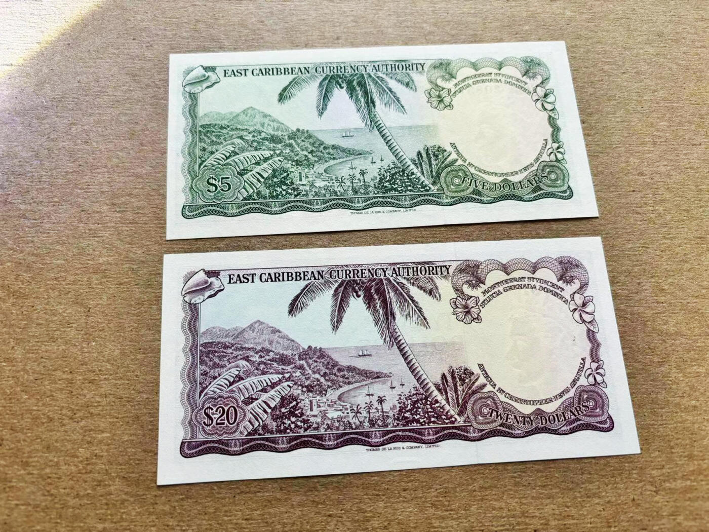 【Blue Auction】✨世界纸币精拍第511期【精】 【一组2张】东加勒比 1965年5元 UNC-&20元 AU品相 戎装女王 背面海景 