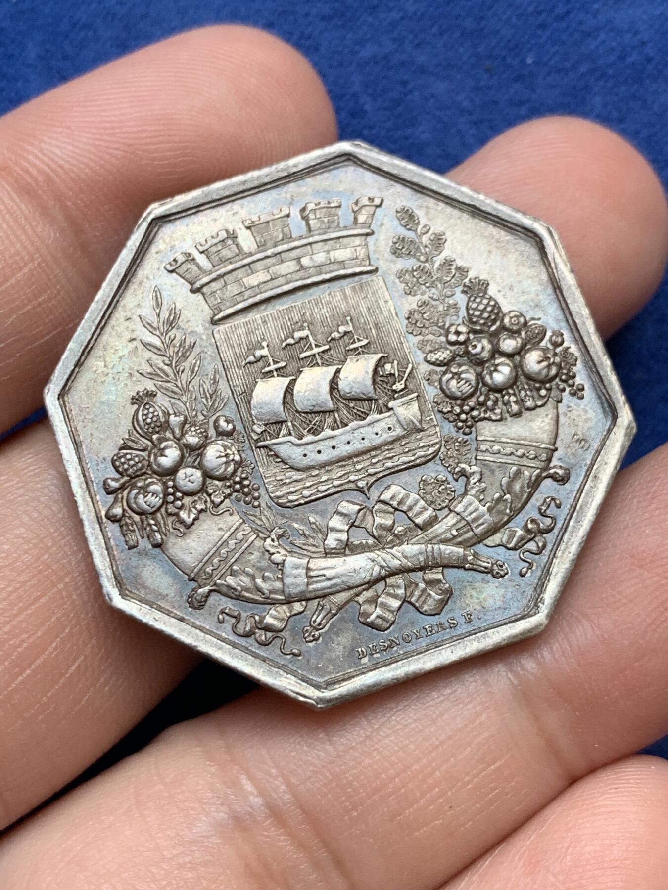 《竞宝斋》第291场- 周日，周一，周二 3场连拍 （全场包邮） 法国1803巴黎商会八角银质代币 20.1克 36.4mm 神灯边铭