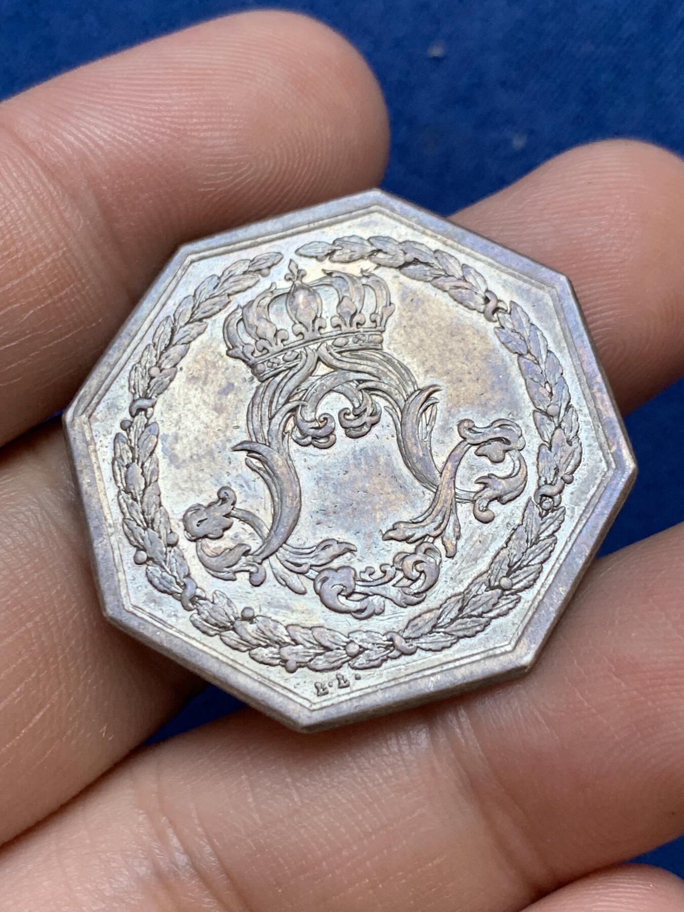 《竞宝斋》第291场- 周日，周一，周二 3场连拍 （全场包邮） 法国路易十六头像纹章八角银质代币，11.92g，32.2mm，早期无边铭