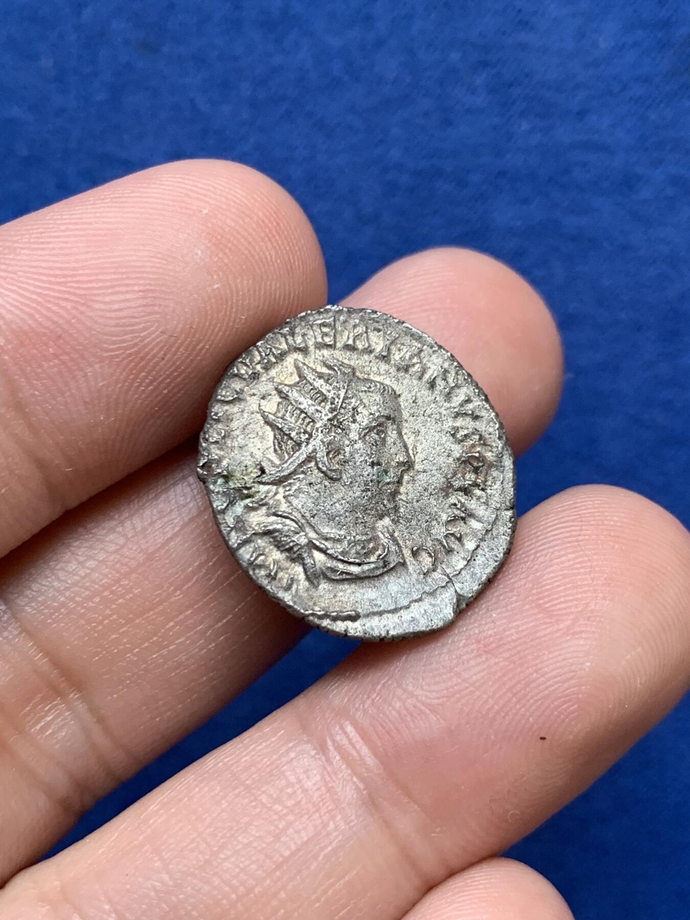 《竞宝斋》第290场- 周日，周一，周二 3场连拍 （全场包邮） 古罗马3世纪危机时期，阿拉伯人皇帝菲利普一世银币，该币属于低银，但品相不错头像清晰 3.05克