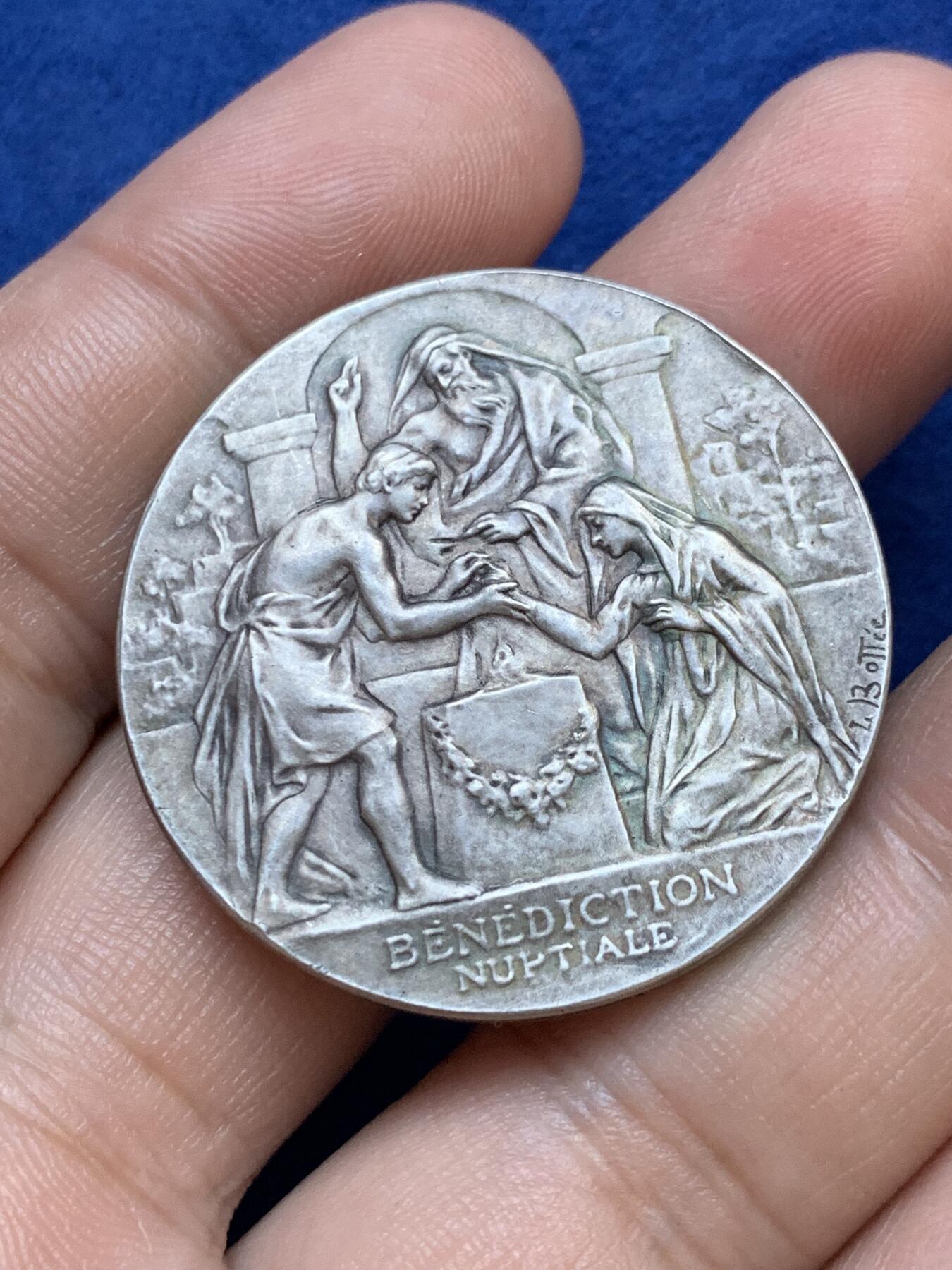 《竞宝斋》第291场- 周日，周一，周二 3场连拍 （全场包邮） 法国名誉BOTTEE五个小天使最美婚章 1898年结婚纪念 22.63克 36mm