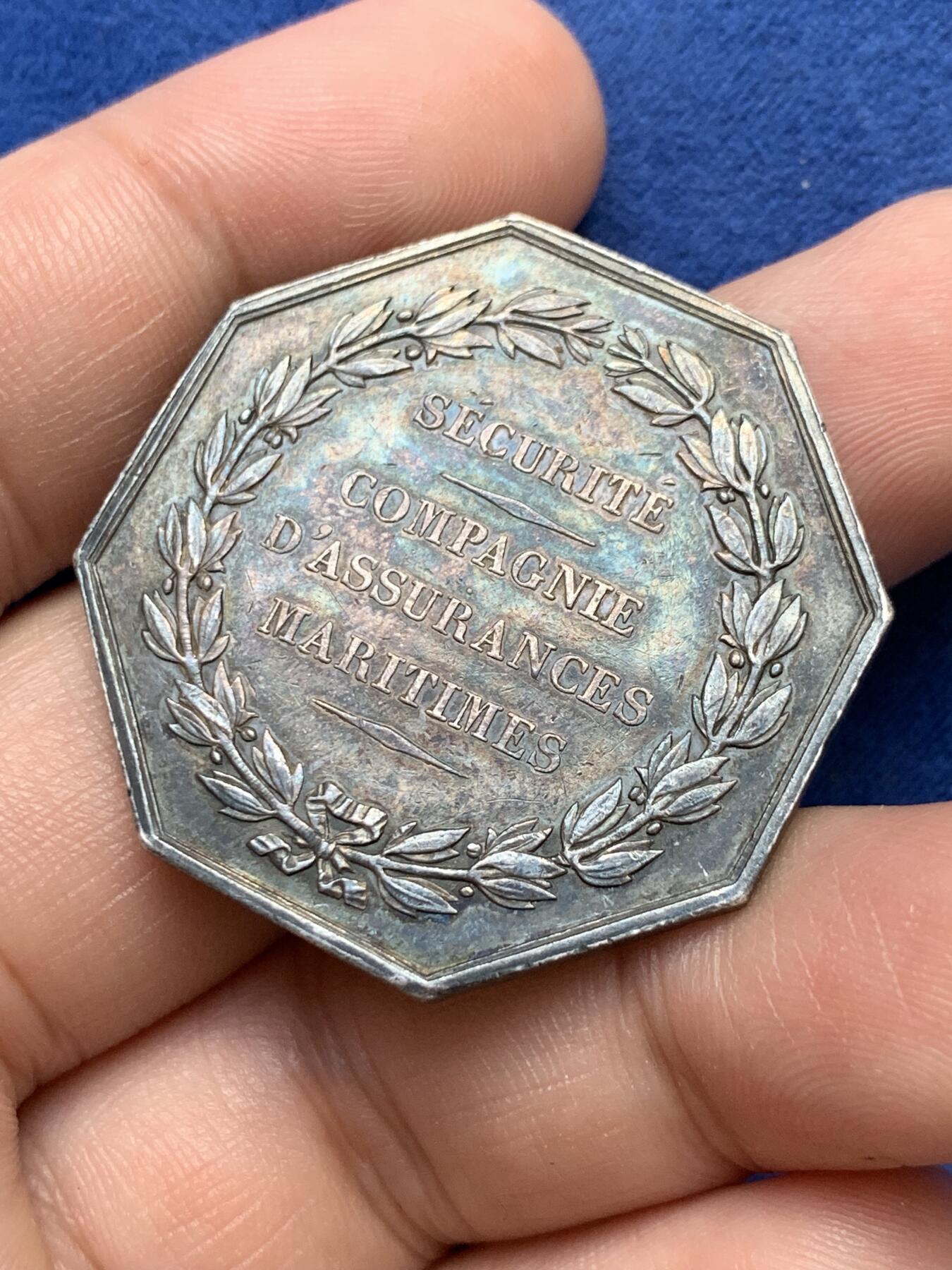 《竞宝斋》第291场- 周日，周一，周二 3场连拍 （全场包邮） 法国八角银质代币，海上保险公司，19.28g，36.3mm，手指边铭