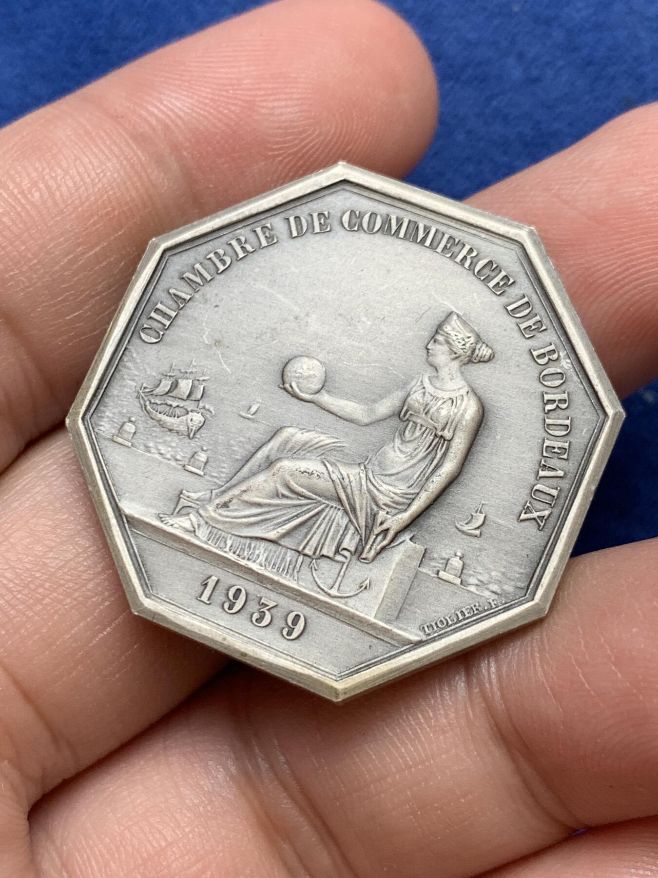 《竞宝斋》第291场- 周日，周一，周二 3场连拍 （全场包邮） 法国贸易女神八角代用币 20.82克 33.5mm 丰饶2边铭