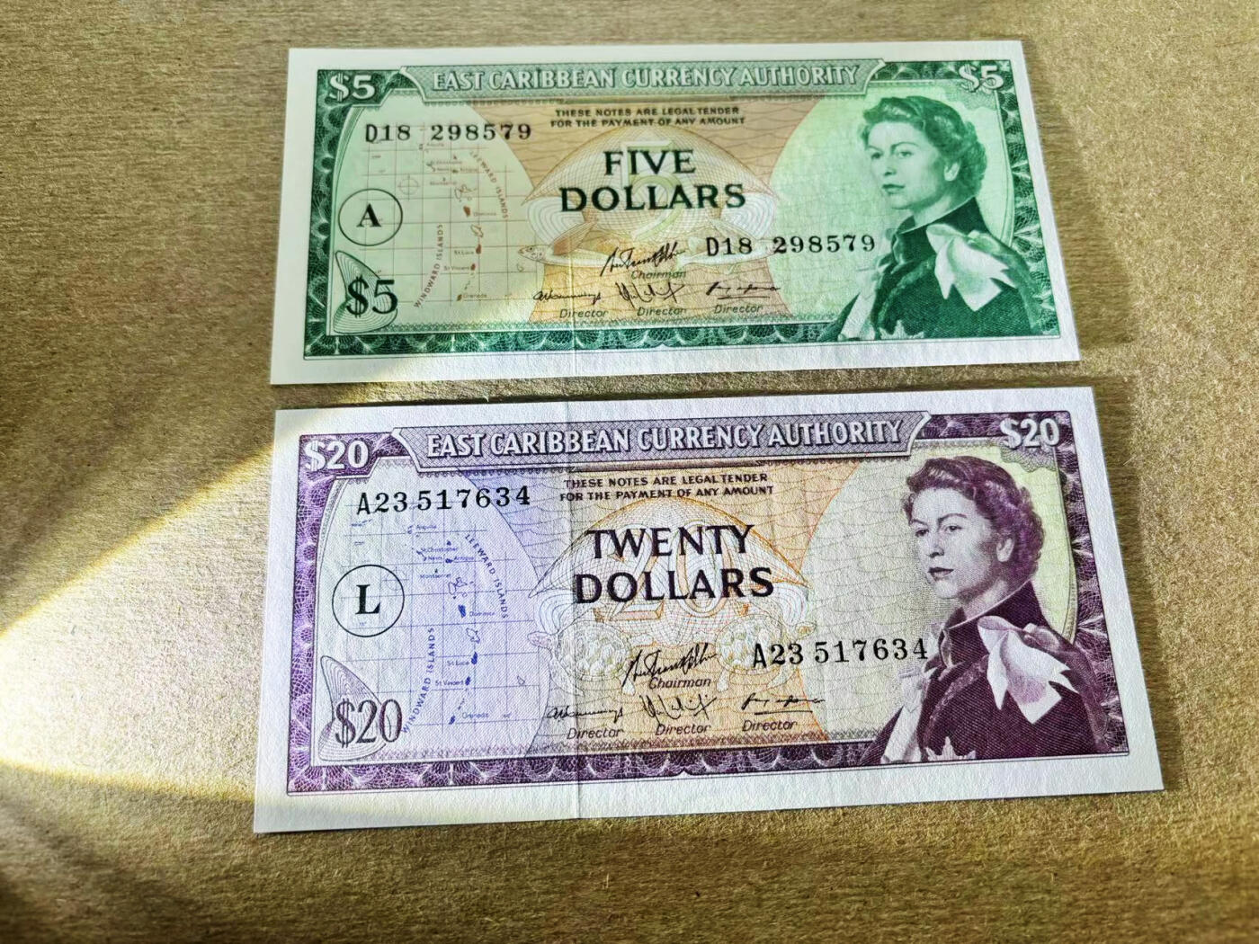 【Blue Auction】✨世界纸币精拍第511期【精】 【一组2张】东加勒比 1965年5元 UNC-&20元 AU品相 戎装女王 背面海景 