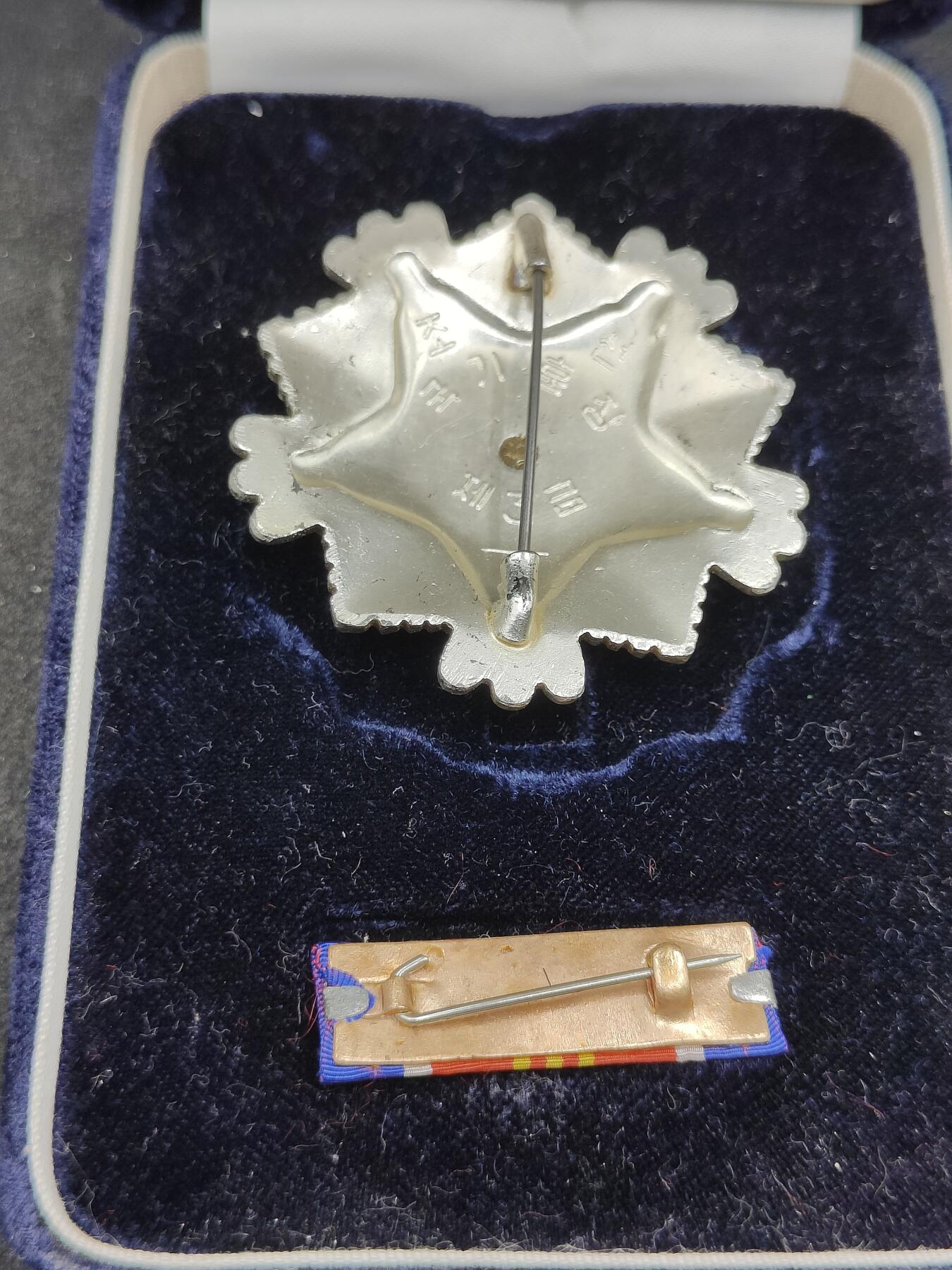 全场0元起拍 第177期 咸鱼国勋章拍卖专场 7月28日（周日）下午6：00开始 朝总联版烫金国徽盒三级国旗勋章带盒略