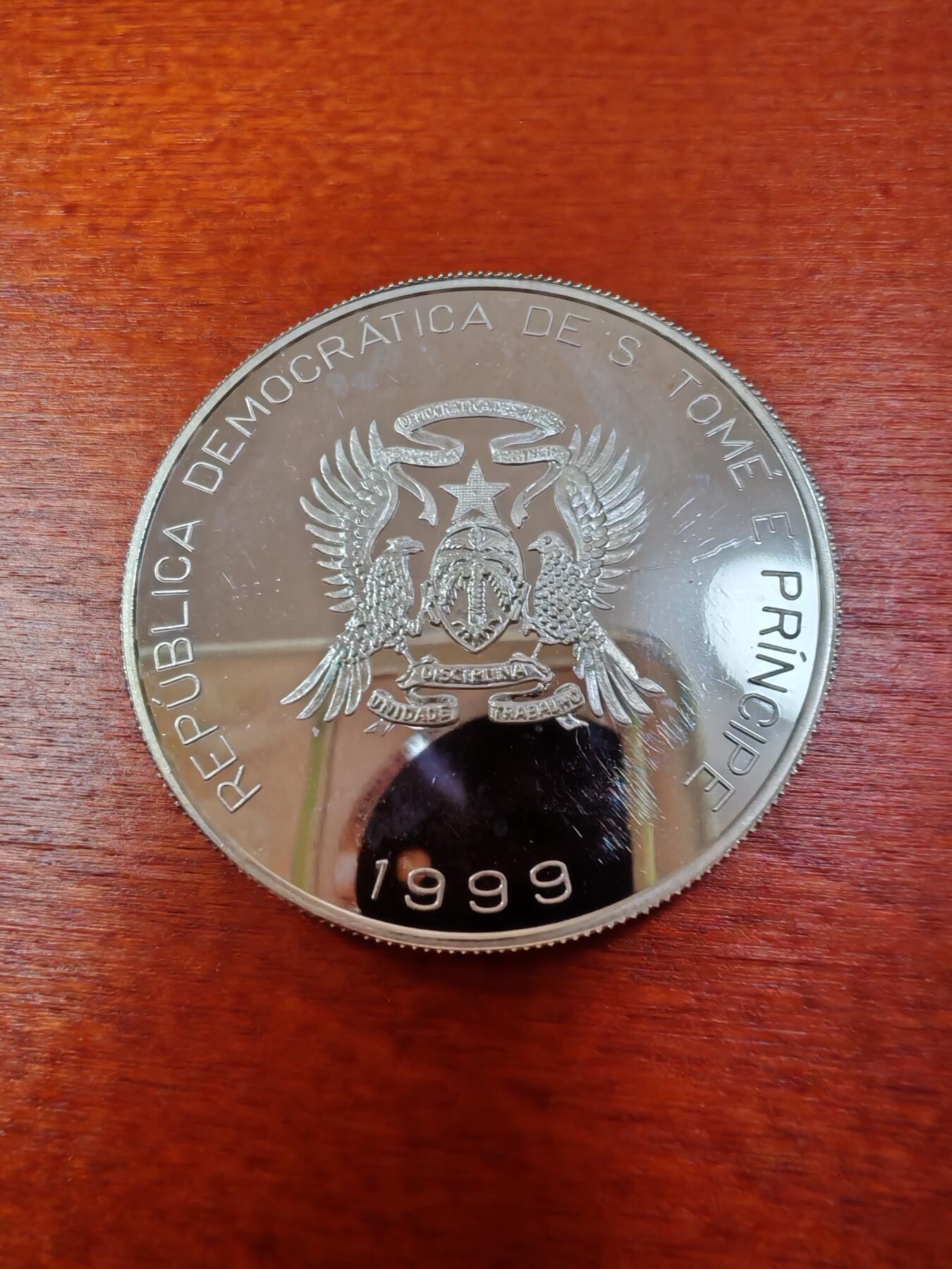 长老汇龙年精选第十一场拍卖（币中币） 1999圣多美与普林斯顿2000多布拉斯/1欧元双币值精制银币，+芬兰10盆尼
