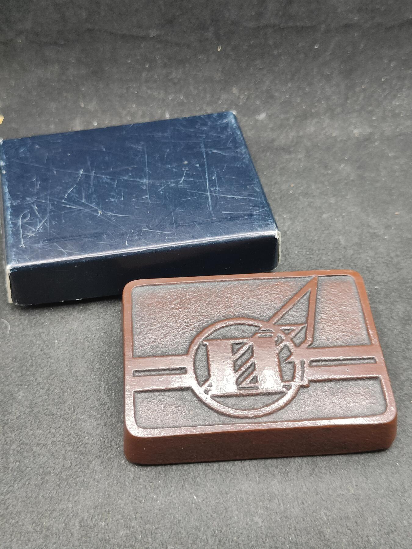 全场0元起拍 第177期 咸鱼国勋章拍卖专场 7月28日（周日）下午6：00开始 日本陆自改编纪念文镇 大约一斤重