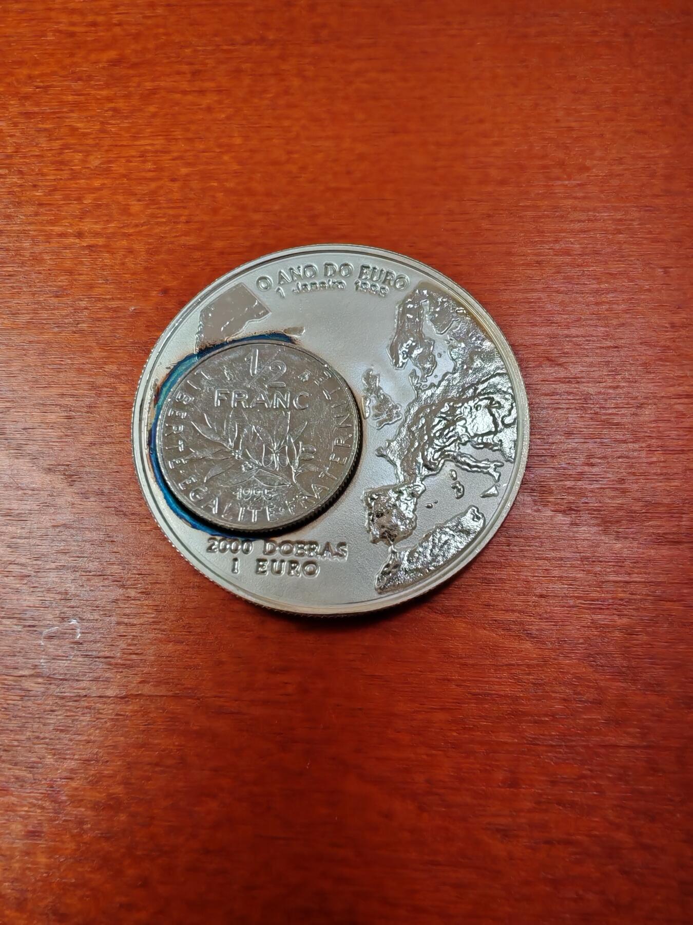 长老汇龙年精选第十一场拍卖（币中币） 1999圣多美与普林斯顿2000多布拉斯/1欧元双币值精制银币，+法国1/2法郎