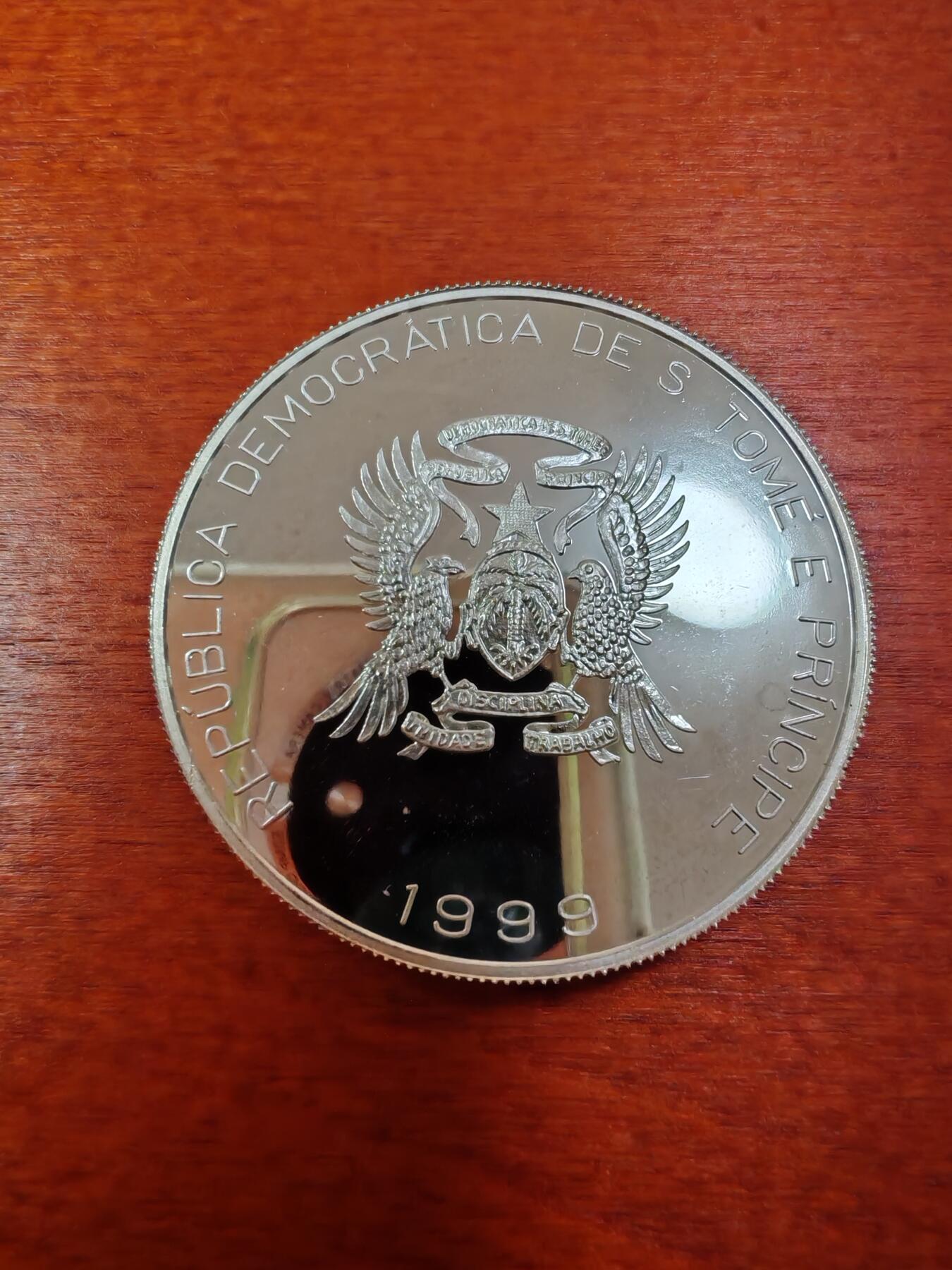 长老汇龙年精选第十一场拍卖（币中币） 1999圣多美与普林斯顿2000多布拉斯/1欧元双币值精制银币，+德国5芬尼，有氧化松动
