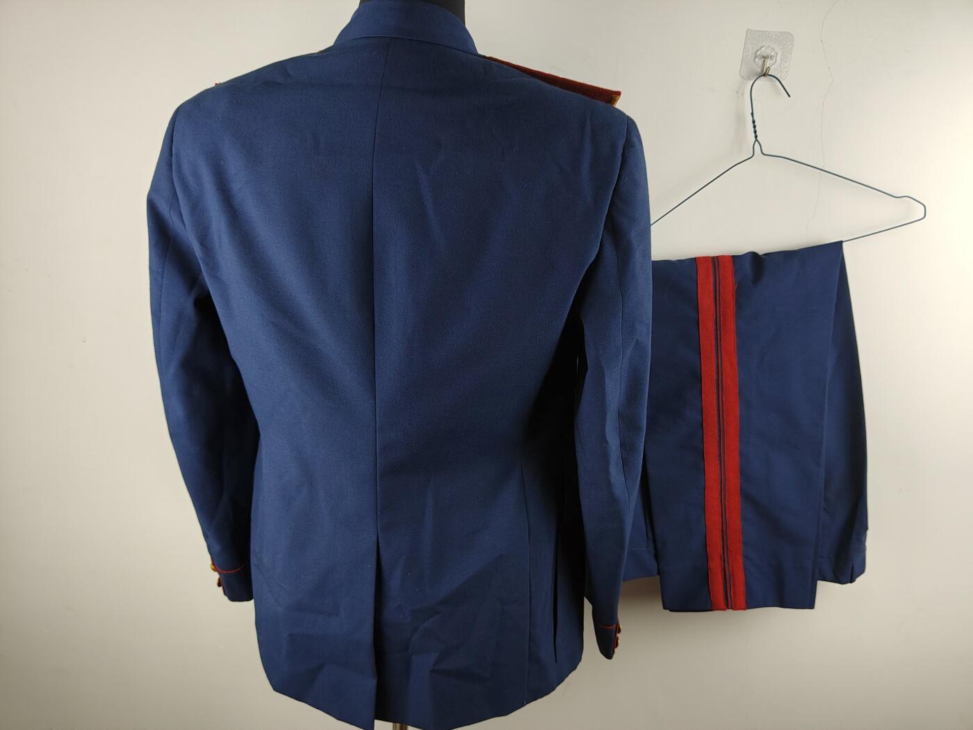 全场0元起拍 第177期 咸鱼国勋章拍卖专场 7月28日（周日）下午6：00开始 罗马尼亚 齐奥塞斯库时期 陆军大将礼服 腰围102 肩宽44 衣长76 袖长62 亚腰围90 裤长95