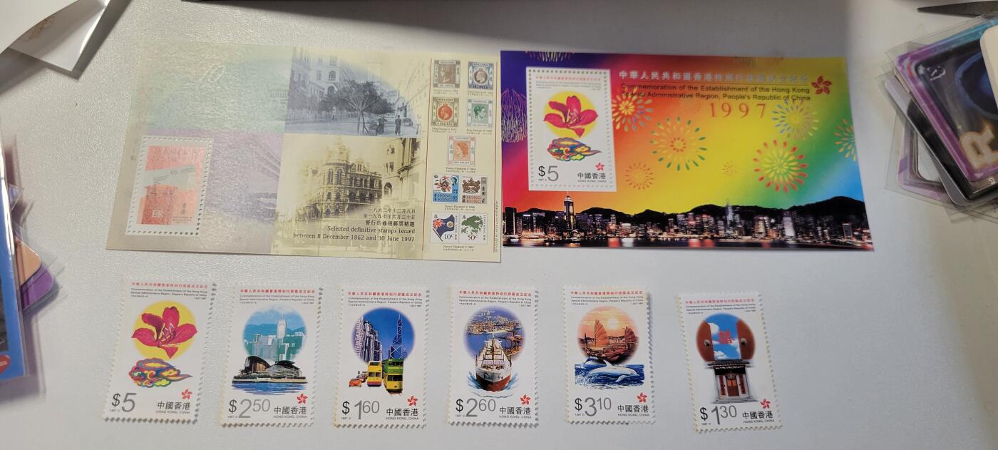 2024第十二期 香港97邮票回归套票+香港经典系列邮票(关门票)背胶有点沾水。