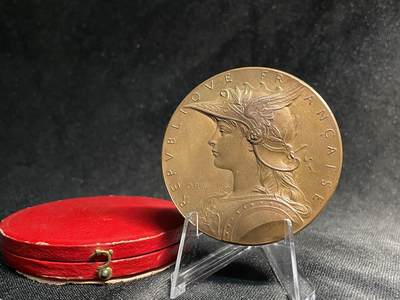 戎马世界章牌大赏第75期，7月27日周六晚六点整开拍 - 法国戎装玛丽安娜章牌，O.Roty大师经典设计，战争部版，授予射击竞赛优胜者，带圆形章牌盒子，大尺寸57克