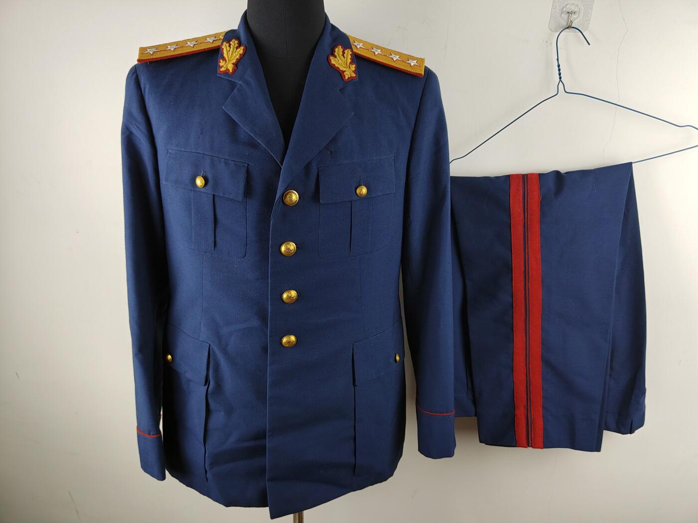 全场0元起拍 第177期 咸鱼国勋章拍卖专场 7月28日（周日）下午6：00开始 罗马尼亚 齐奥塞斯库时期 陆军大将礼服 腰围102 肩宽44 衣长76 袖长62 亚腰围90 裤长95