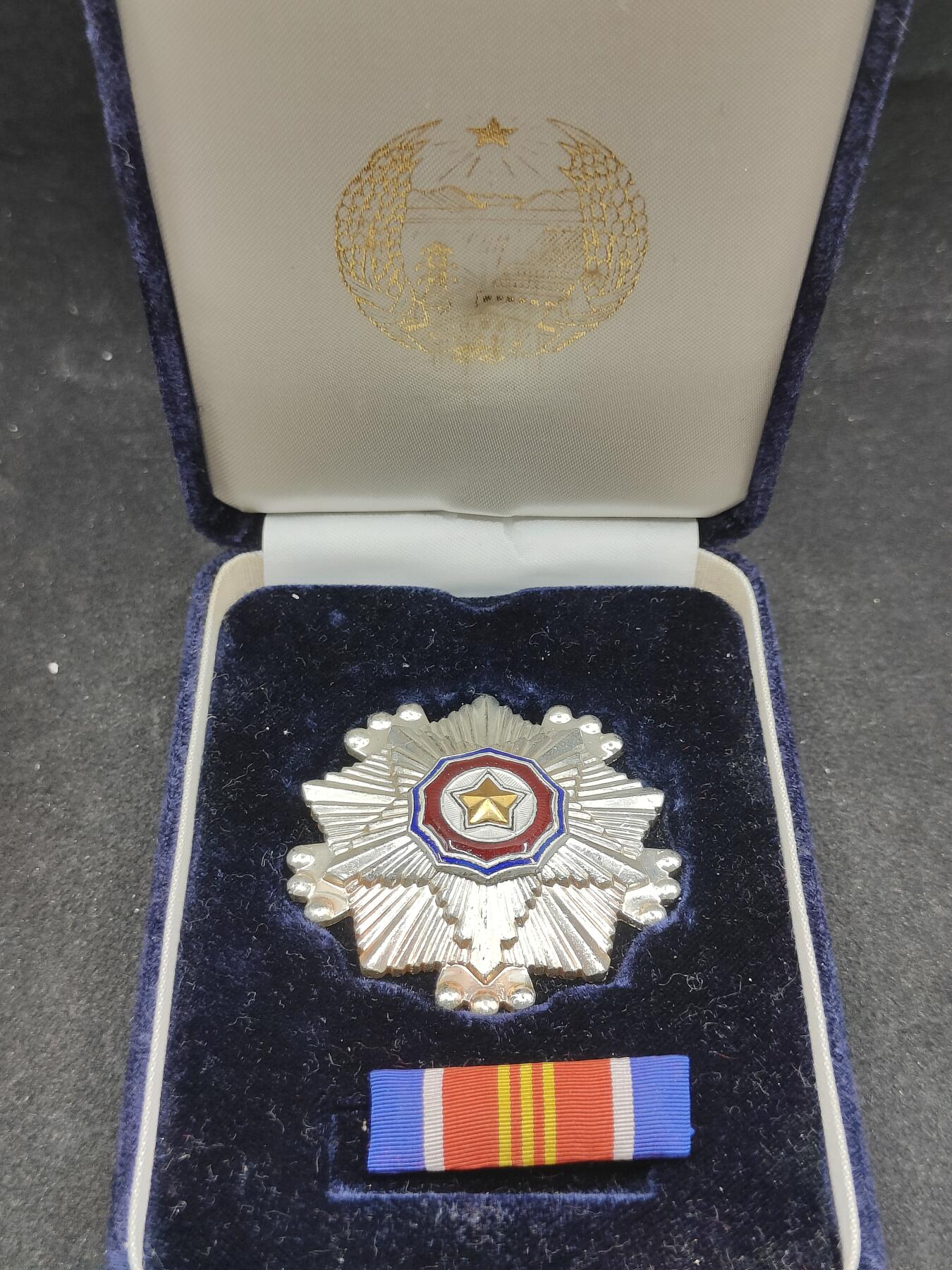 全场0元起拍 第177期 咸鱼国勋章拍卖专场 7月28日（周日）下午6：00开始 朝总联版烫金国徽盒三级国旗勋章带盒略