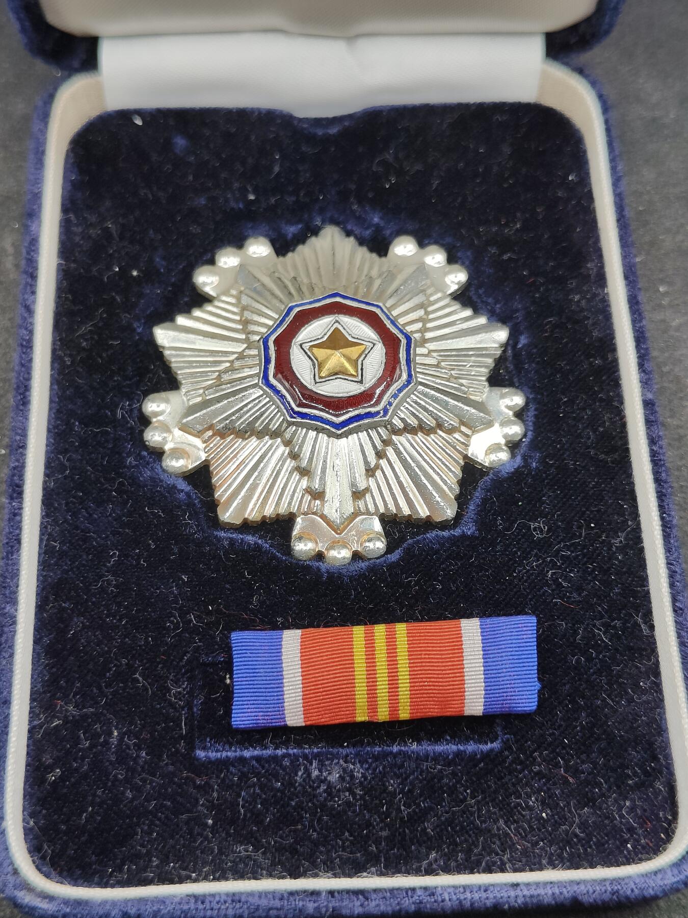 全场0元起拍 第177期 咸鱼国勋章拍卖专场 7月28日（周日）下午6：00开始 朝总联版烫金国徽盒三级国旗勋章带盒略