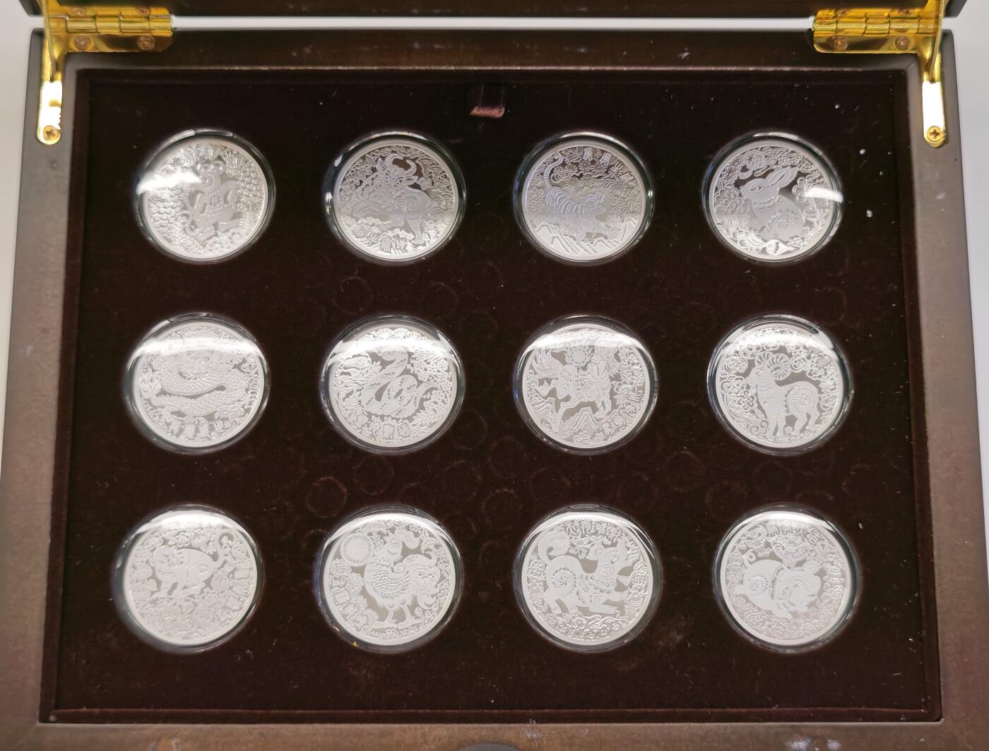 博洋堂“夏光旖旎”7月精品专场暨第085期（全场包邮） 国礼系列，国礼十二生肖剪纸浮雕银章一套，单枚银章10克，Ag999，一套120克，太和金银出品，发行量20000套，原价2200元（带发票）