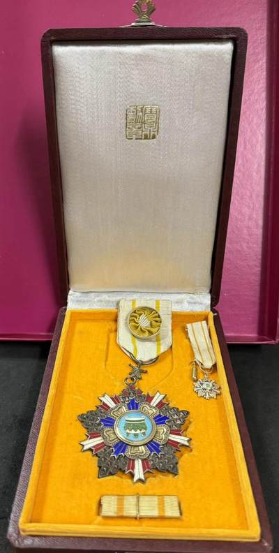 [珍藏世界]宝鼎七等勋章（府厂） 原带原盒 [珍藏世界]宝鼎七等勋章（府厂） 原带原盒