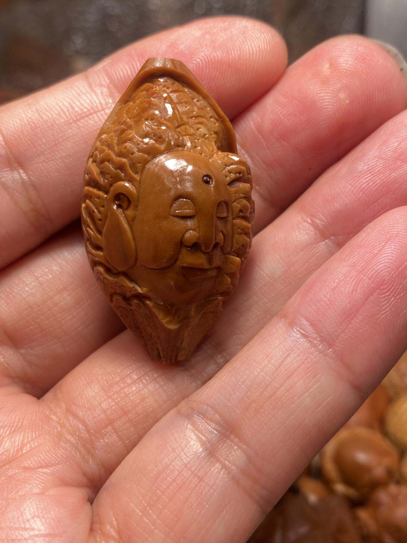 苏工手工核雕传统非物质文化遗产 苏工核雕纯手工梅林四花大核雕刻石佛，老苏工手艺，立体感十足，市场少见尺寸2。4x4.2喜欢的来