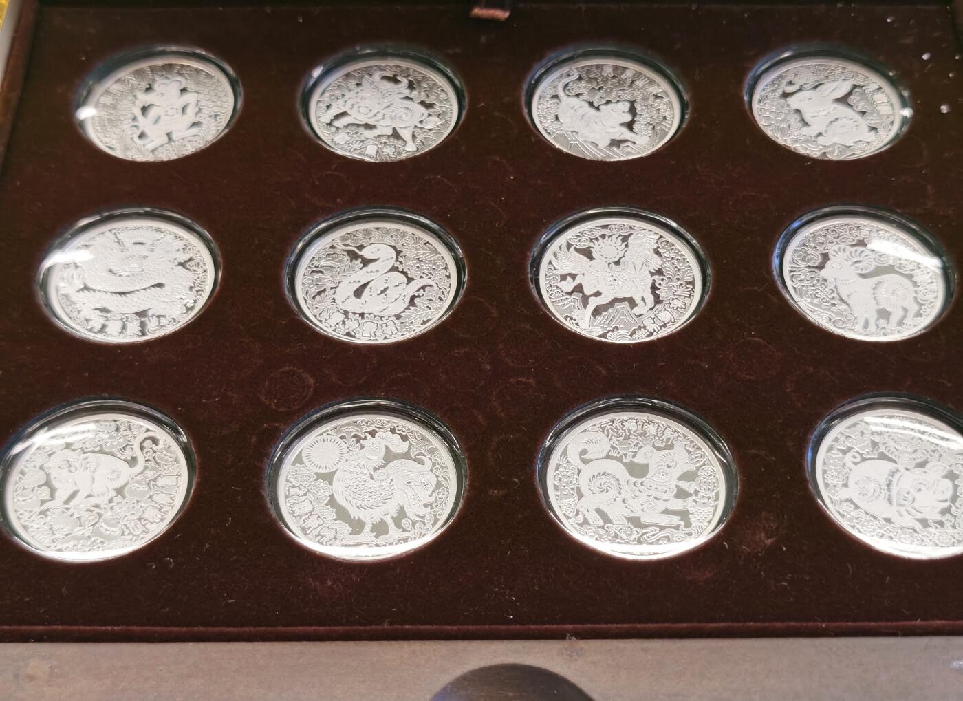 博洋堂“夏光旖旎”7月精品专场暨第085期（全场包邮） 国礼系列，国礼十二生肖剪纸浮雕银章一套，单枚银章10克，Ag999，一套120克，太和金银出品，发行量20000套，原价2200元（带发票）