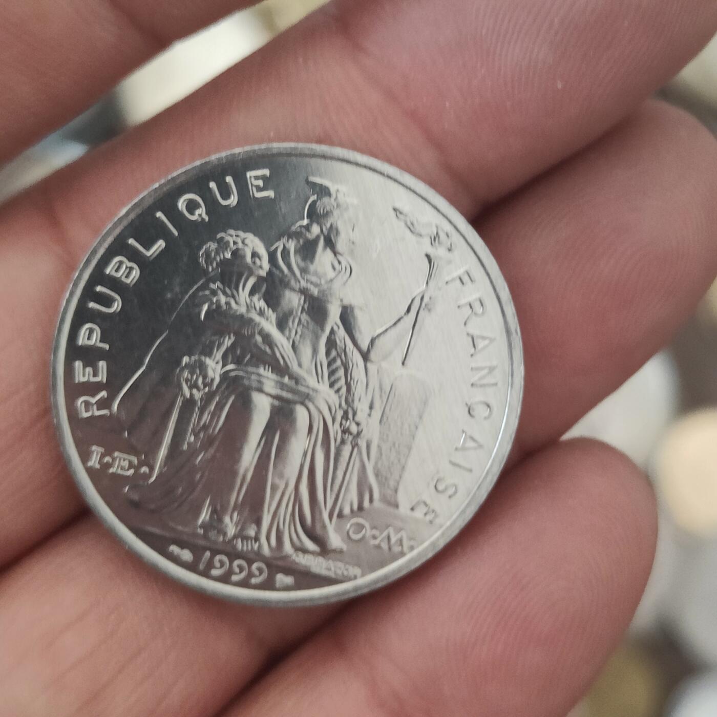 英雄古币捡漏专场第一期无押金可累计捡漏，全场50包邮，偏远地区除外。 法属玻璃尼西亚