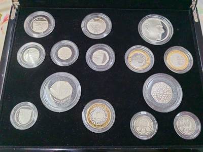 长老汇马年精选第三场拍卖 - 2011英国年度14枚精制银币套装——含盾徽7枚+5英镑1枚+2英镑2枚+1英镑2枚+50便士1枚，134.21克925银，盒证全