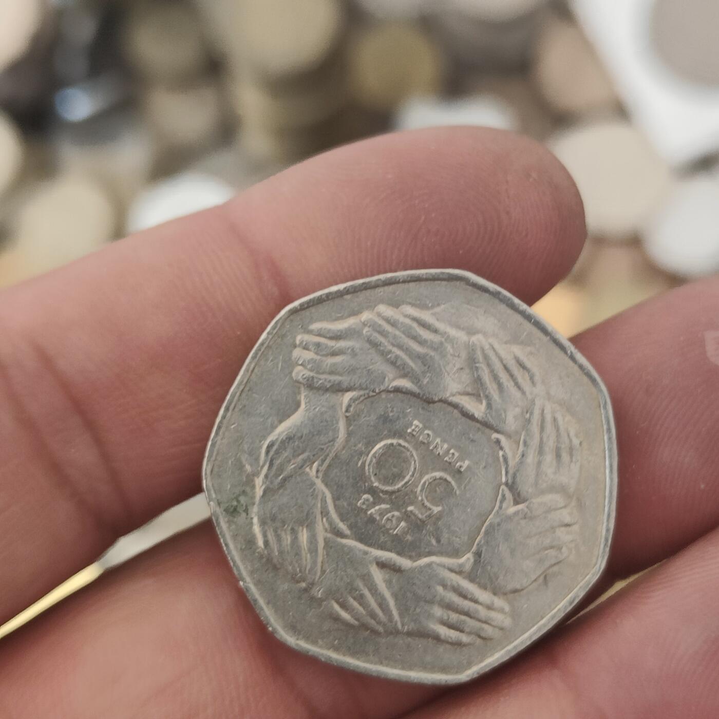 英雄古币捡漏专场第一期无押金可累计捡漏，全场50包邮，偏远地区除外。 英国入欧纪念币