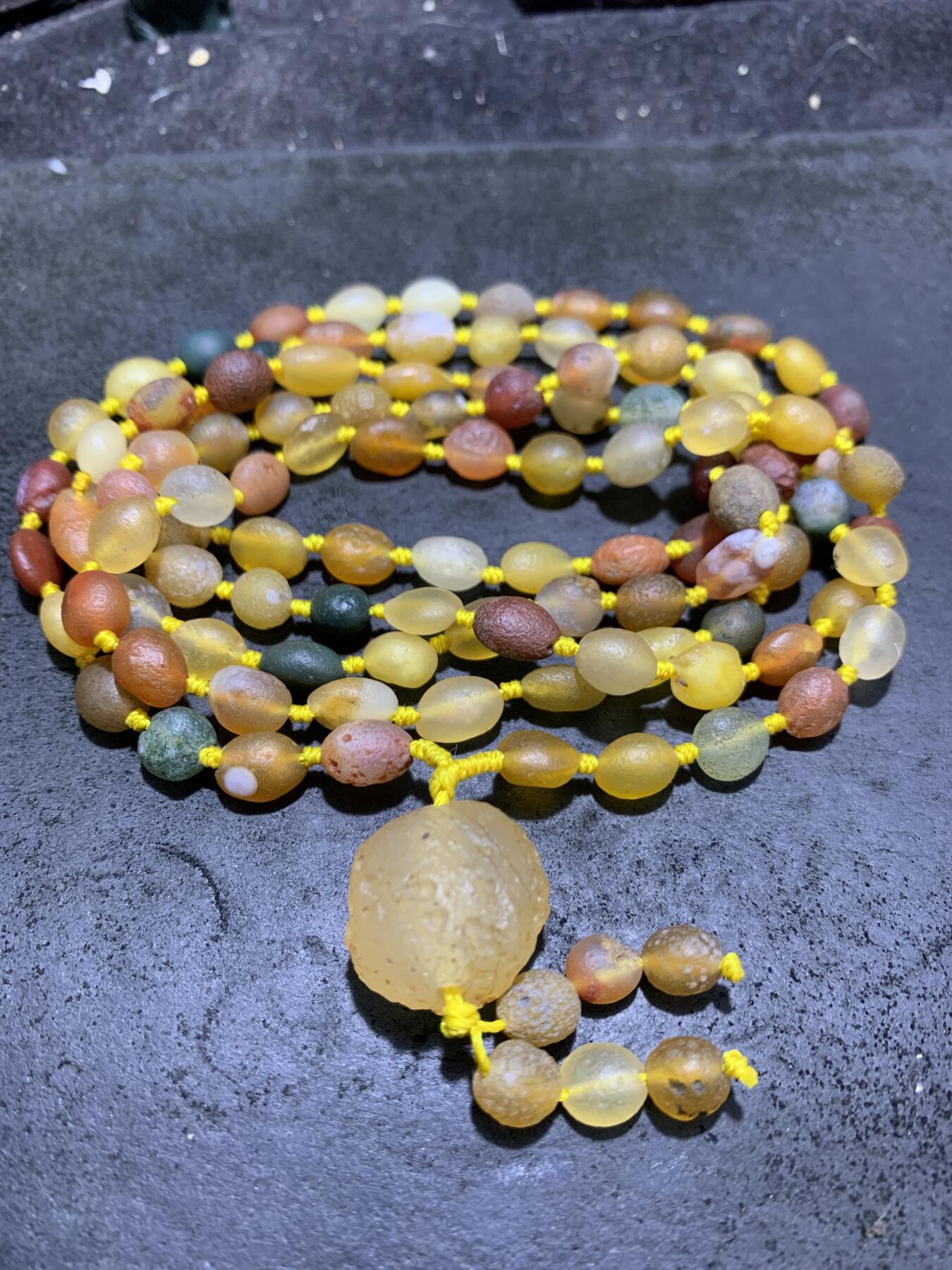 精美天然阿拉善108彩珠玛瑙项链(手串)一条，