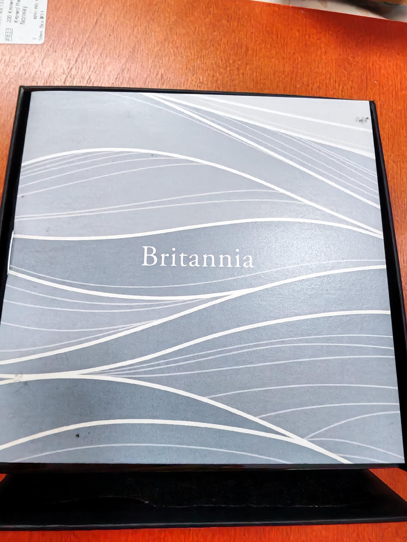 长老汇龙年精选第十二场拍卖（满分进行曲） 2022英国不列颠女神5英镑2盎司精制银币，盒证全，仪式感十足的英国皇家造币厂包装盒（2），没想到这枚手里有4枚