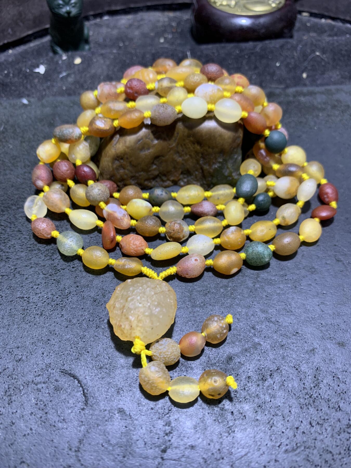 精美天然阿拉善108彩珠玛瑙项链(手串)一条，