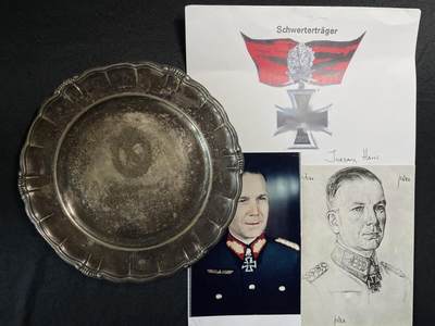 戎马世界章牌大赏第75期，7月27日周六晚六点整开拍 - 银色展示盘。非常少见的嘉奖礼品，应该是陆军赠送给维尔纳·鲍姆巴赫（最终为双剑飞行员）作为其成为全军第20位橡叶获得者的礼物。