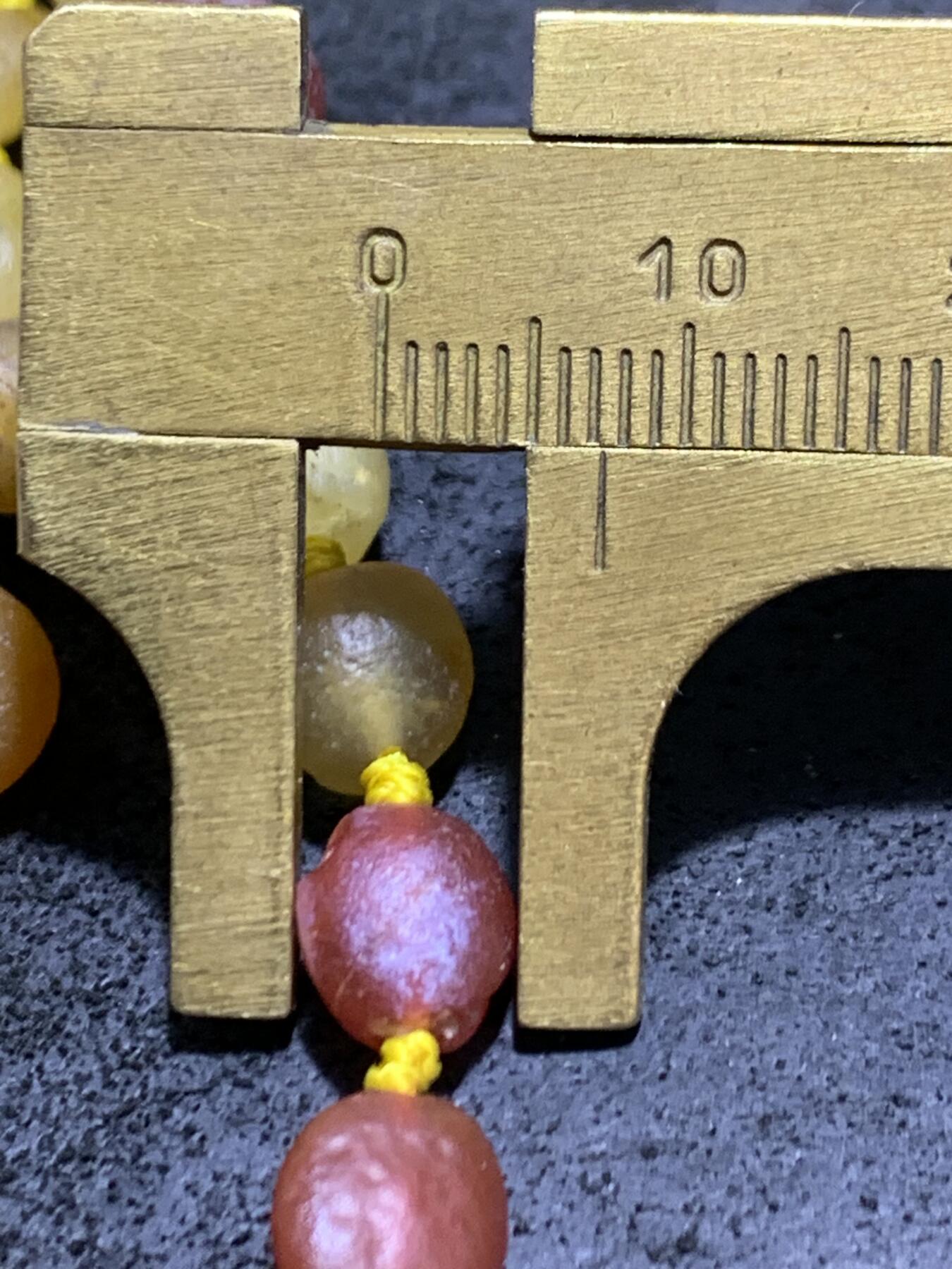 精美天然阿拉善108彩珠玛瑙项链(手串)一条，