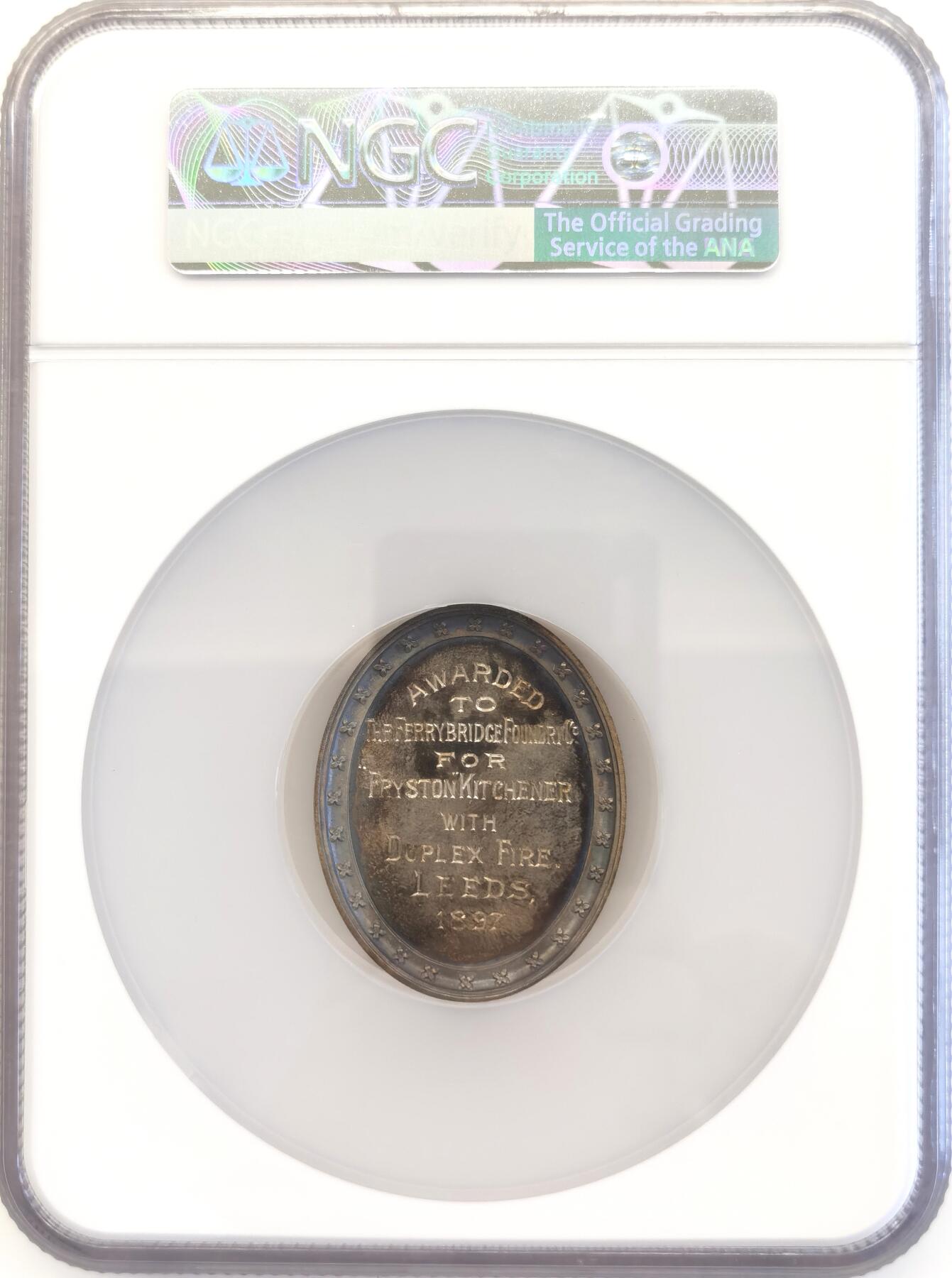 博洋堂“夏光旖旎”7月精品专场暨第085期（全场包邮） NGC MS64 1888成立，1897年颁发的英国椭圆形卫生研究协会银章 NGC加厚大盒  雕刻并授予弗里斯顿·基奇纳，附带百年原盒。自然氧化紫罗兰五彩包浆，栩栩如生，刻画精细。正面:Hygieia喂手里蛇喝水，慈悲为怀。许癸厄亚（希腊神话 健康女神|医神阿斯克勒庇俄斯之女）许癸厄亚的经典形象是一个右手持碗喂蛇的少女，她喂的蛇就是阿斯克勒庇俄斯的圣蛇。一般认为：“阿斯克勒庇俄斯之杖”代表医学，