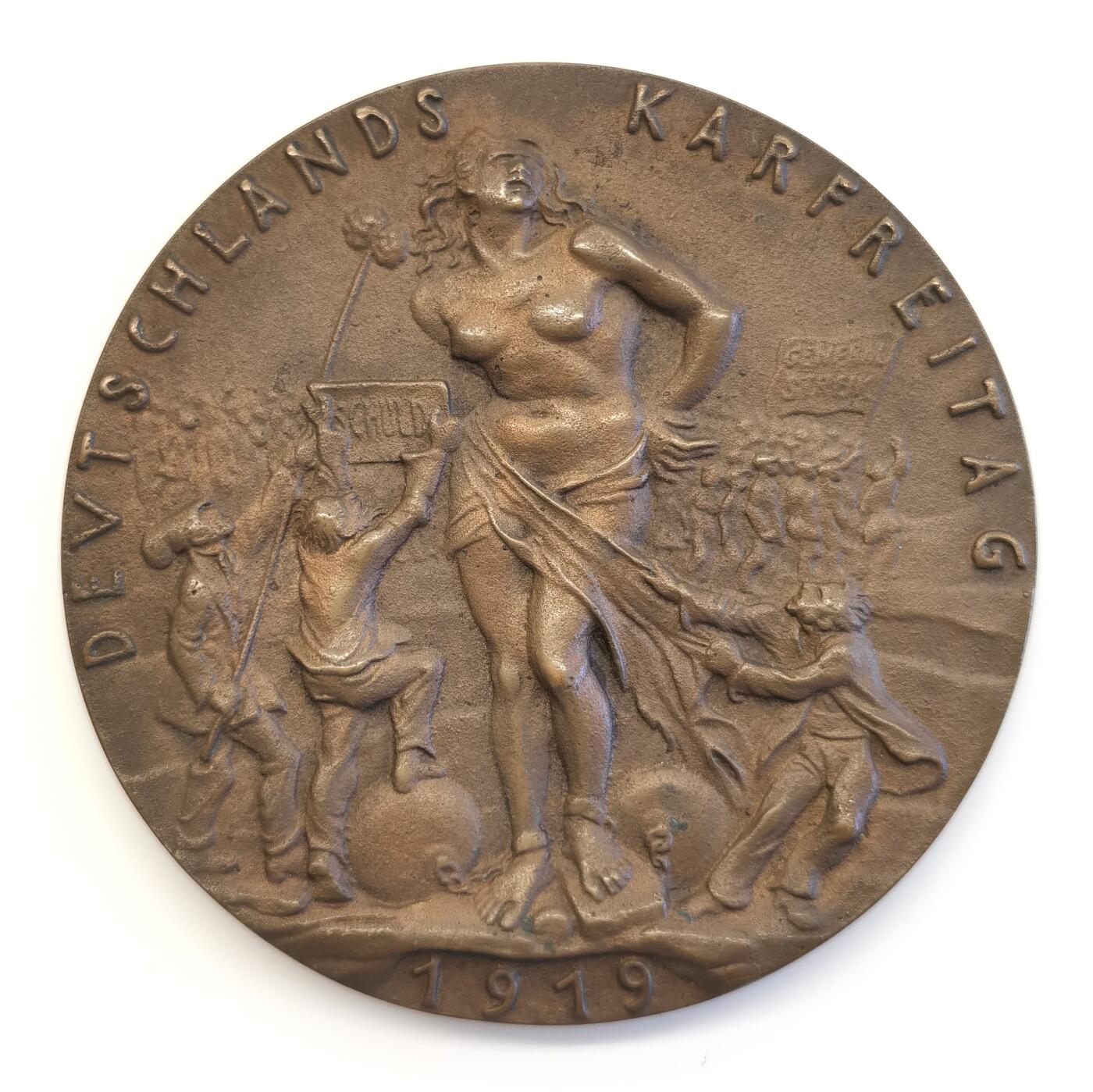 博洋堂“夏光旖旎”7月精品专场暨第085期（全场包邮） 1919 德国 K.Goetz代表章 德国的苦难日子 正面是女神 铰链束缚 背景有某运动 背面是玩骰子过日子 天空缺飘来布尔什维克几个字母 90MM大铜章