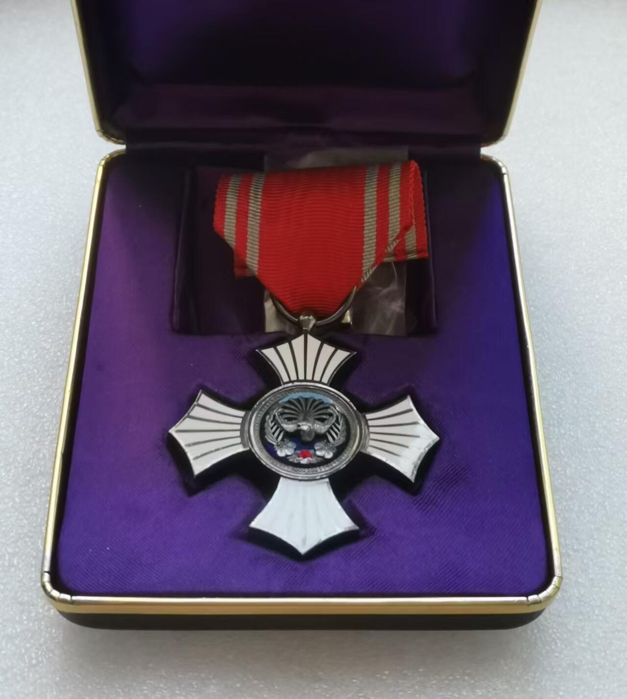瓶子🏺第151期拍卖会  日本赤十字金色有功银质奖章  原盒  24克