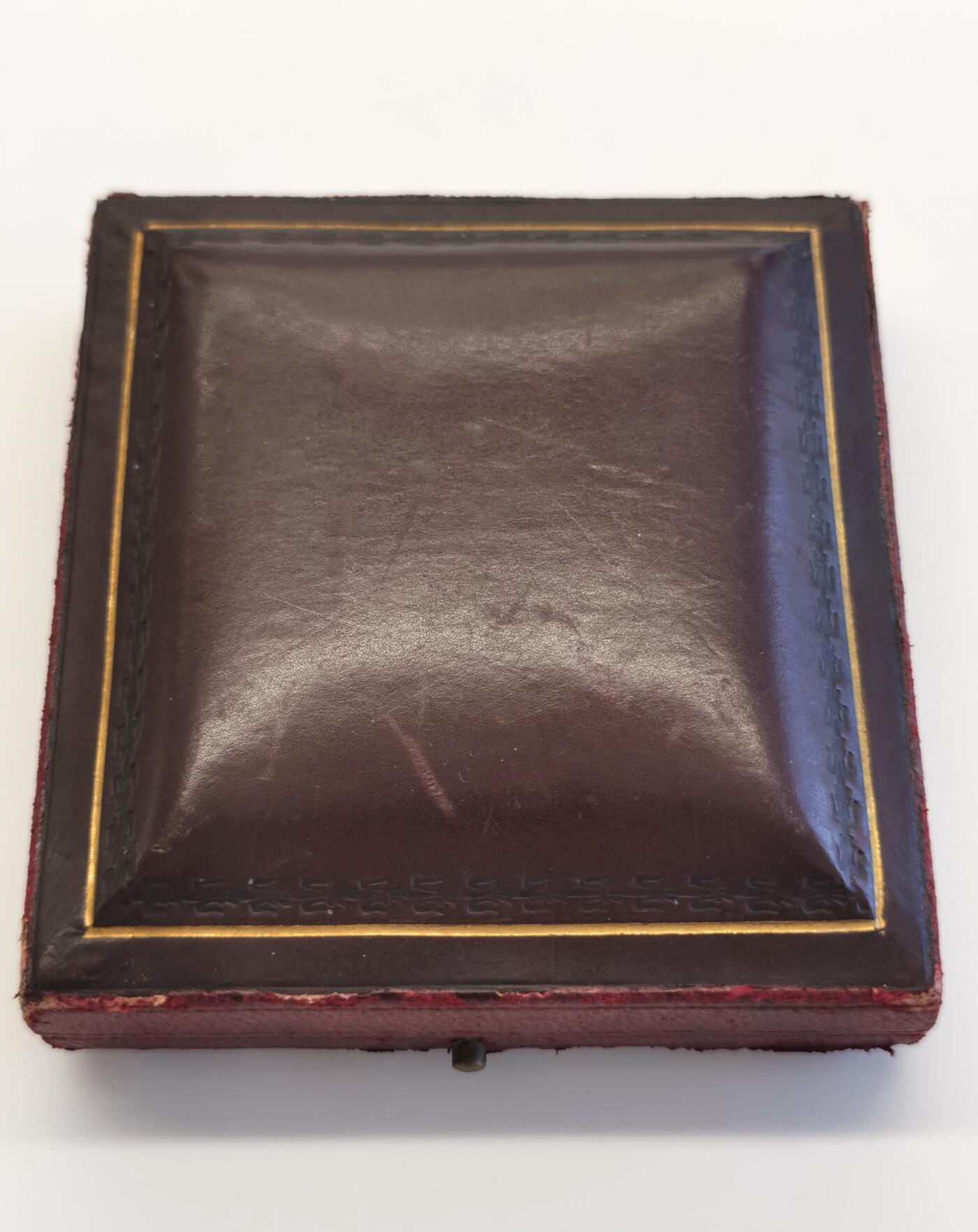 博洋堂“夏光旖旎”7月精品专场暨第085期（全场包邮） NGC MS64 1888成立，1897年颁发的英国椭圆形卫生研究协会银章 NGC加厚大盒  雕刻并授予弗里斯顿·基奇纳，附带百年原盒。自然氧化紫罗兰五彩包浆，栩栩如生，刻画精细。正面:Hygieia喂手里蛇喝水，慈悲为怀。许癸厄亚（希腊神话 健康女神|医神阿斯克勒庇俄斯之女）许癸厄亚的经典形象是一个右手持碗喂蛇的少女，她喂的蛇就是阿斯克勒庇俄斯的圣蛇。一般认为：“阿斯克勒庇俄斯之杖”代表医学，